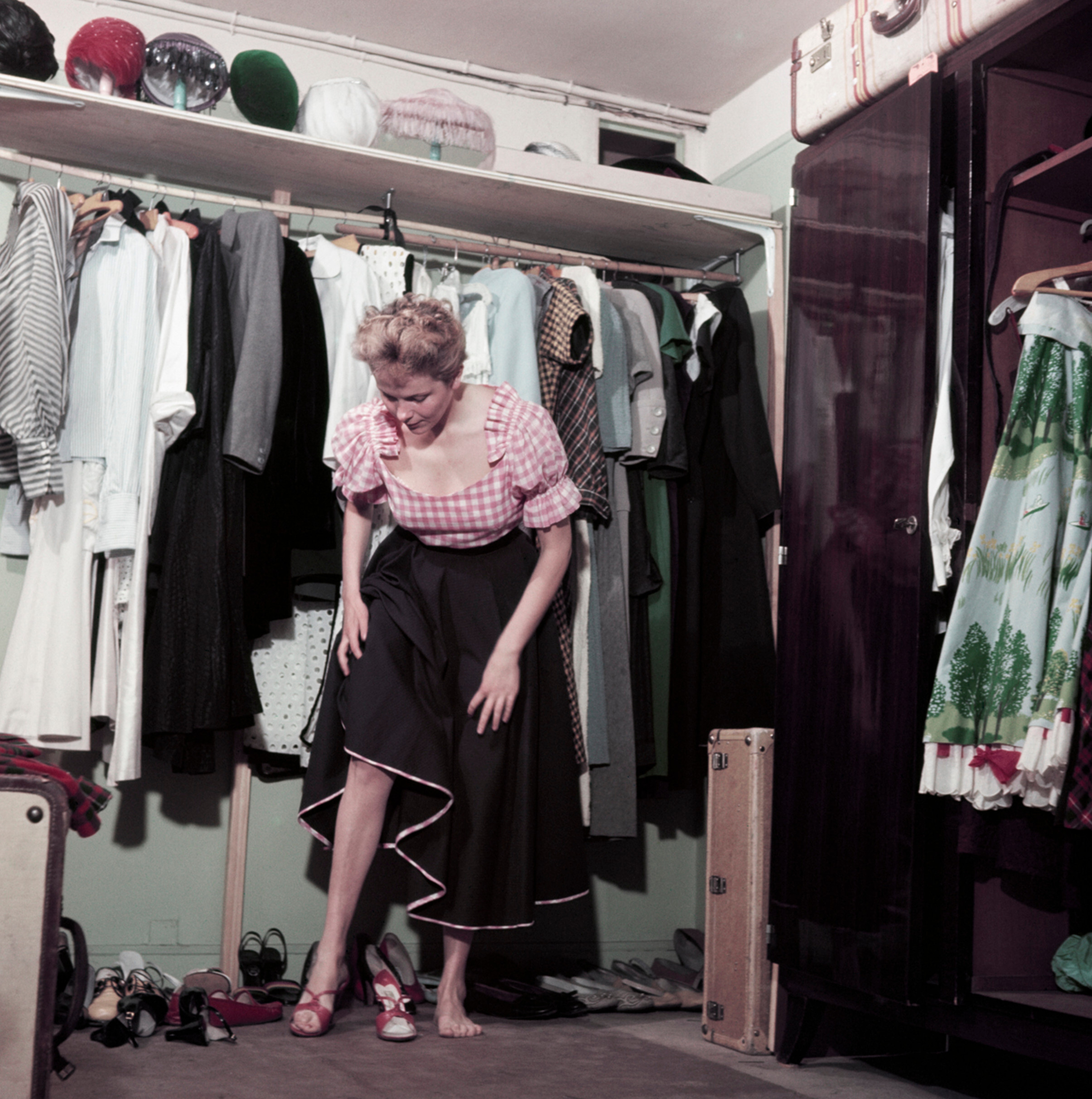 Колетт Лоран, в своем шкафу, Париж, 1952 год. Фотограф Роберт Капа