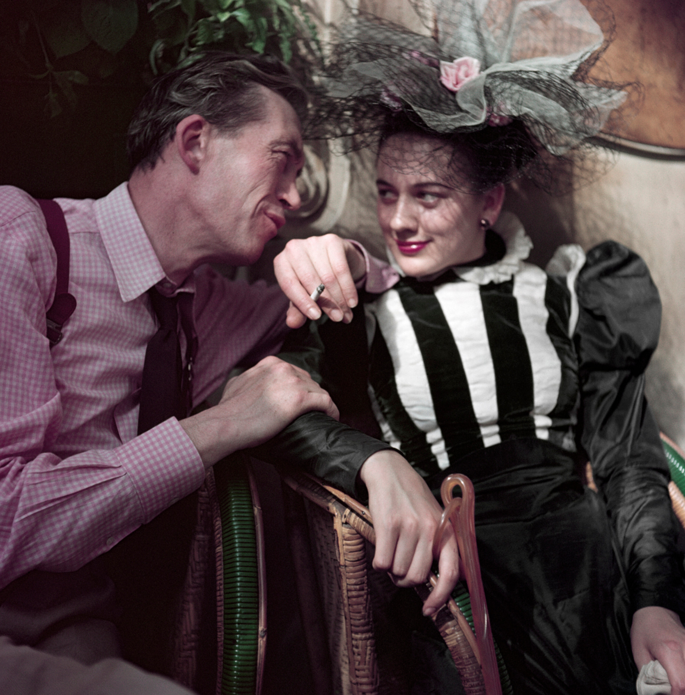 Джон Хьюстон в кафе Les Deux Magots во время съемок фильма Мулен Руж, Париж, 1952 год. Фотограф Роберт Капа