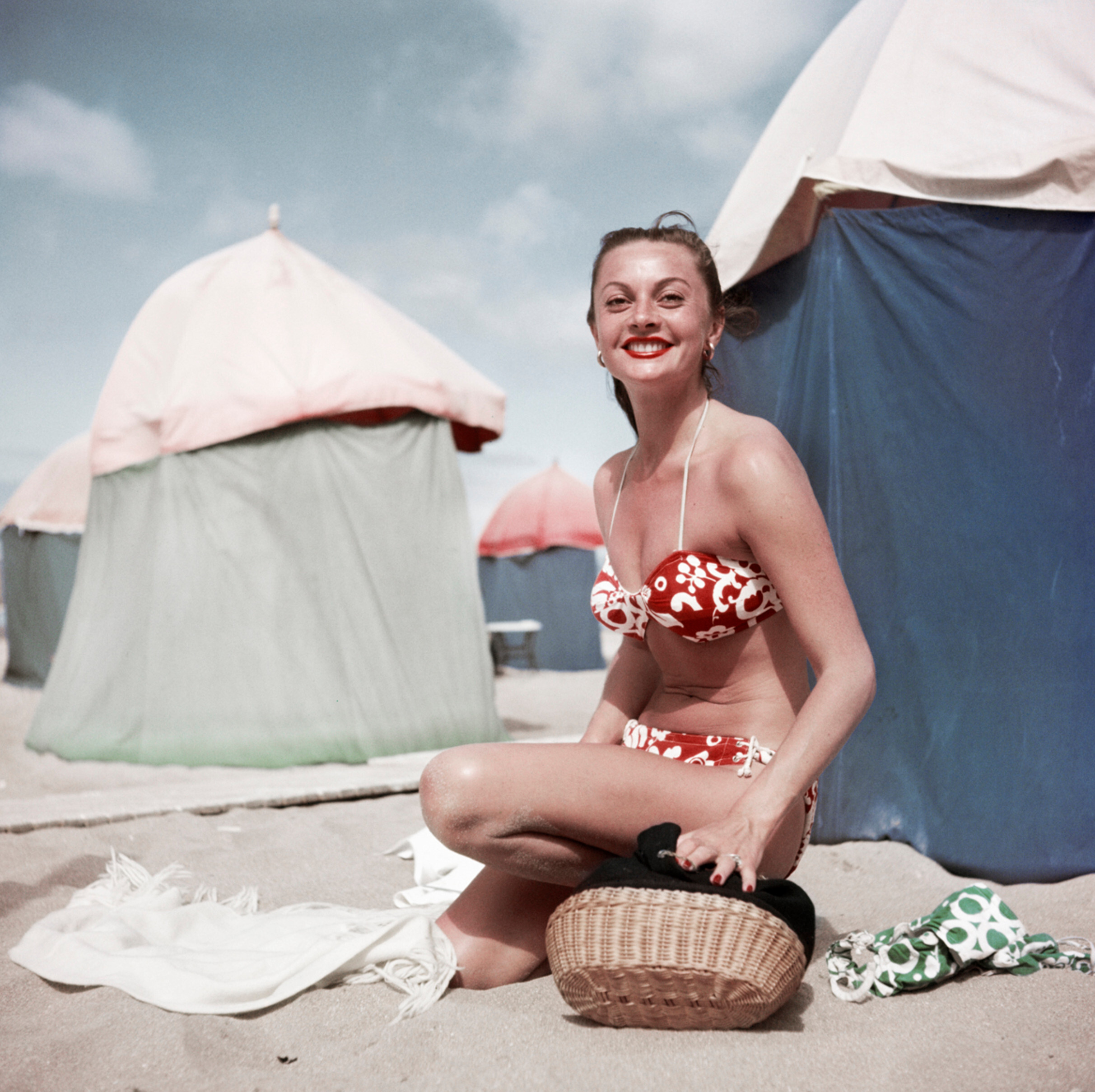 Женщина в бикини, Довиль, Франция, август 1951 года. Фотограф Роберт Капа