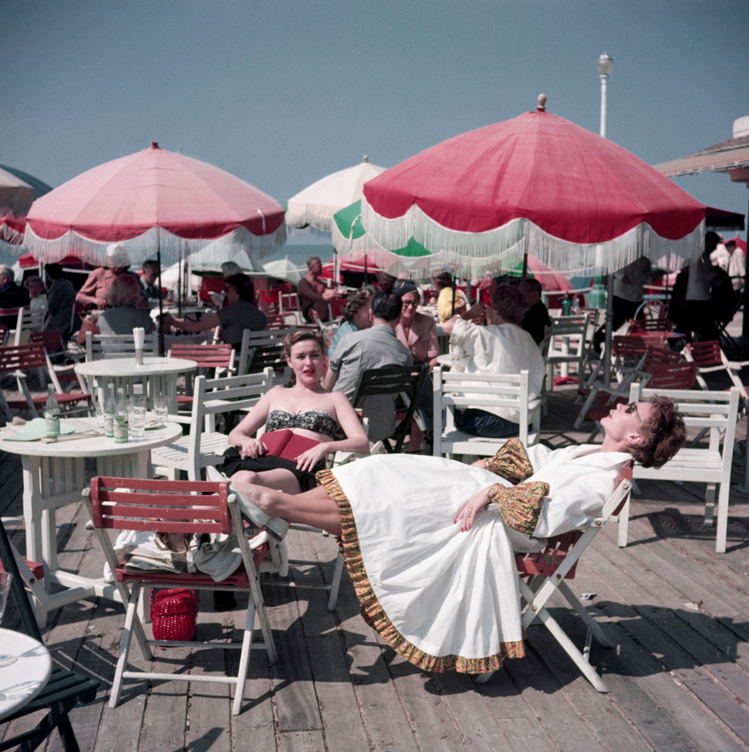 На набережной, Довиль, Франция, август 1951 год. Фотограф Роберт Капа