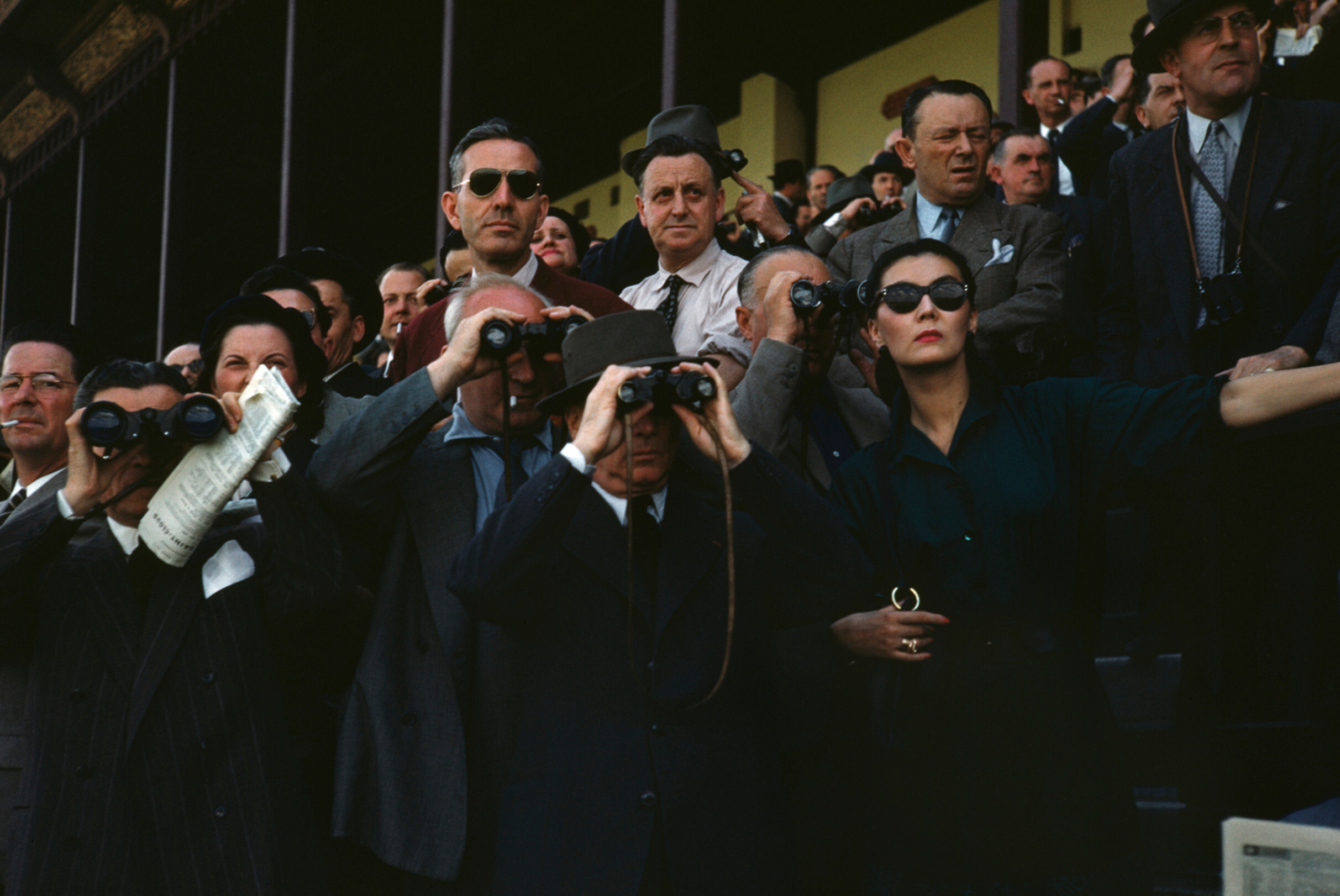 Зрители на ипподроме Лоншан, Париж, примерно 1952 год.  Фотограф Роберт Капа