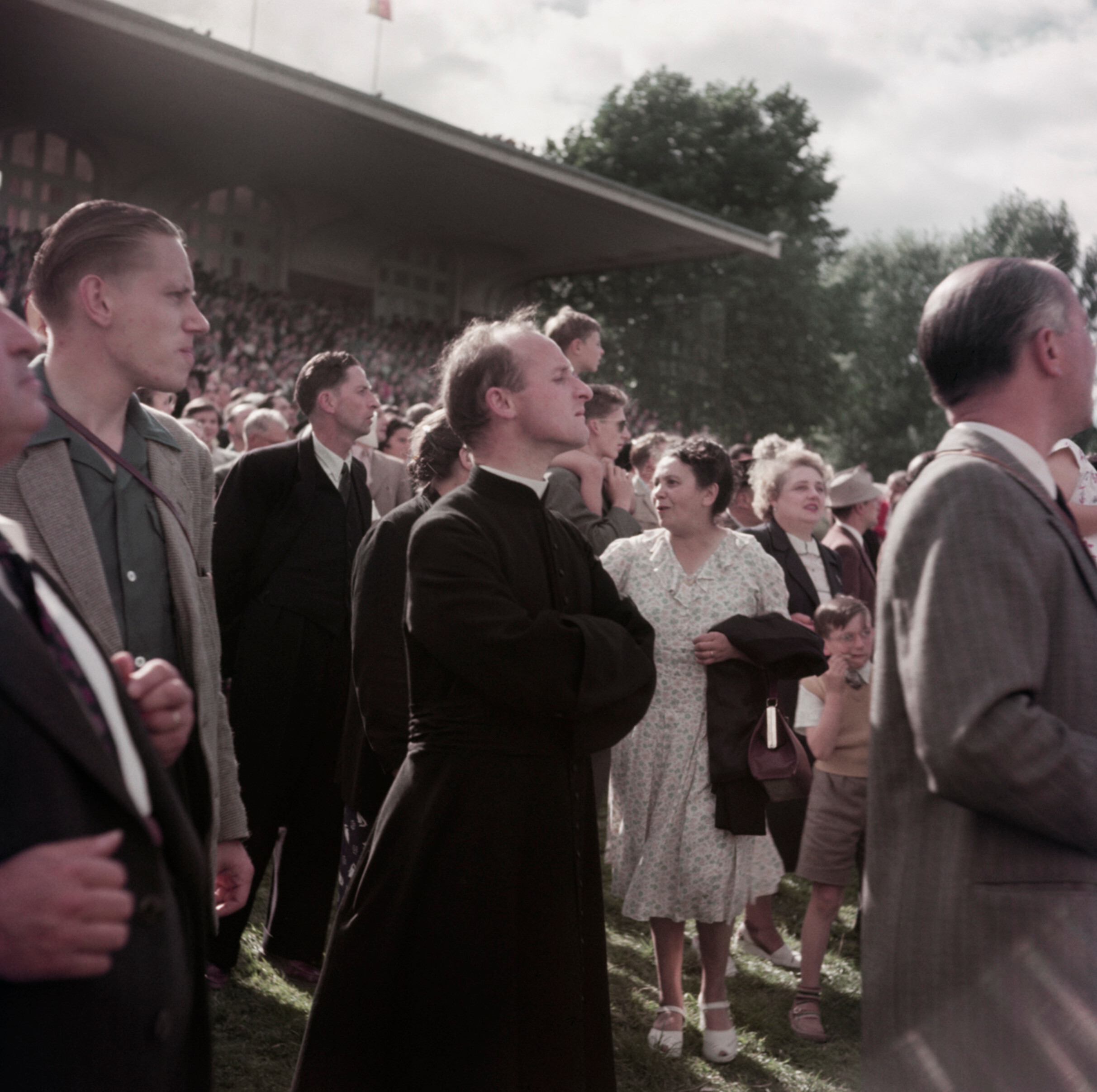 Зрители на ипподроме, Довиль, Франция, август 1951 года. Фотограф Роберт Капа