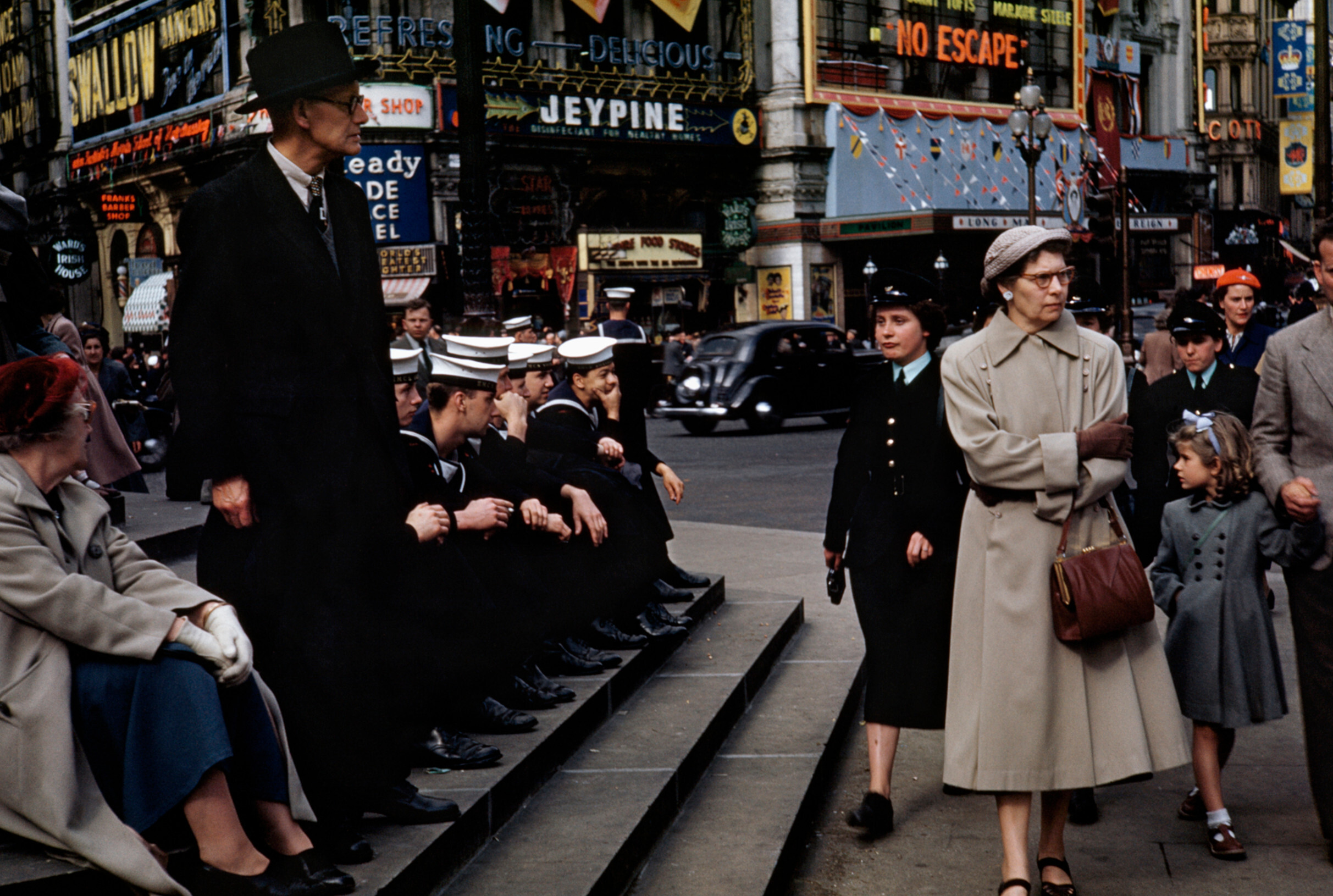 Зрители на маршруте шествия на площади Пикадилли перед коронацией королевы Елизаветы II, Лондон, 2 июня 1953 года.  Фотограф Роберт Капа
