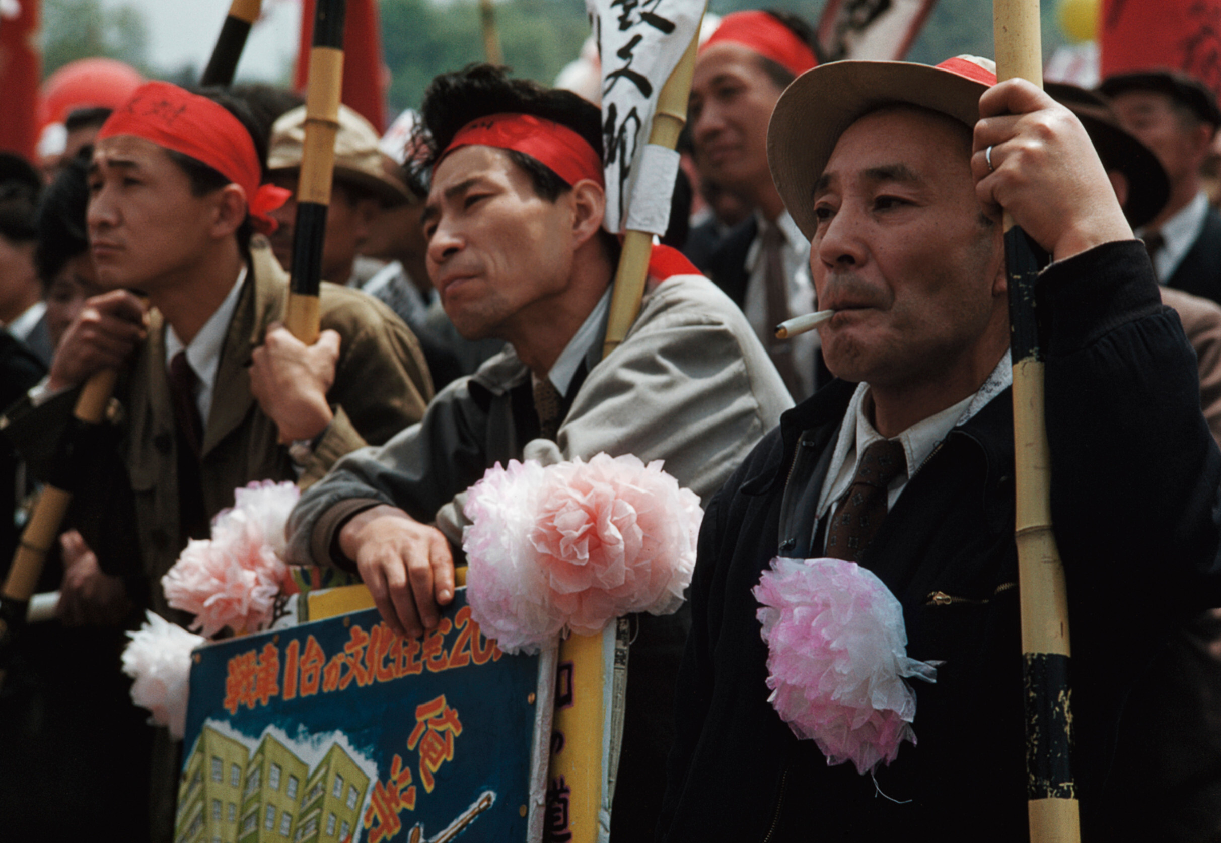 Зрители на первомайском празднике в Токио, май 1954 год. Фотограф Роберт Капа
