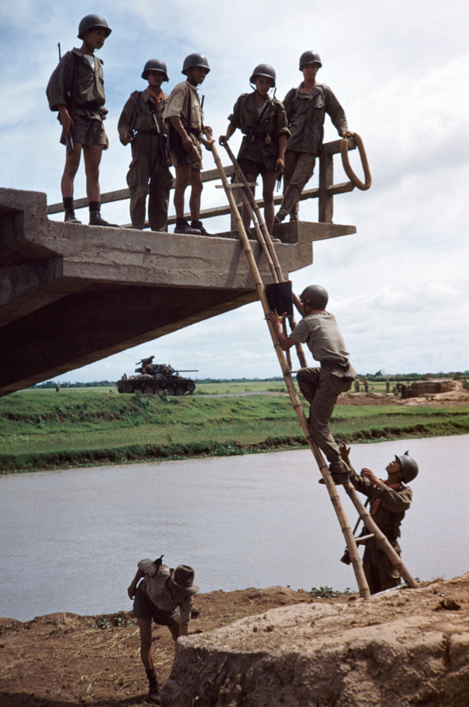 К западу от Намдиня, Индокитай (Вьетнам), май 1954 год.  Фотограф Роберт Капа