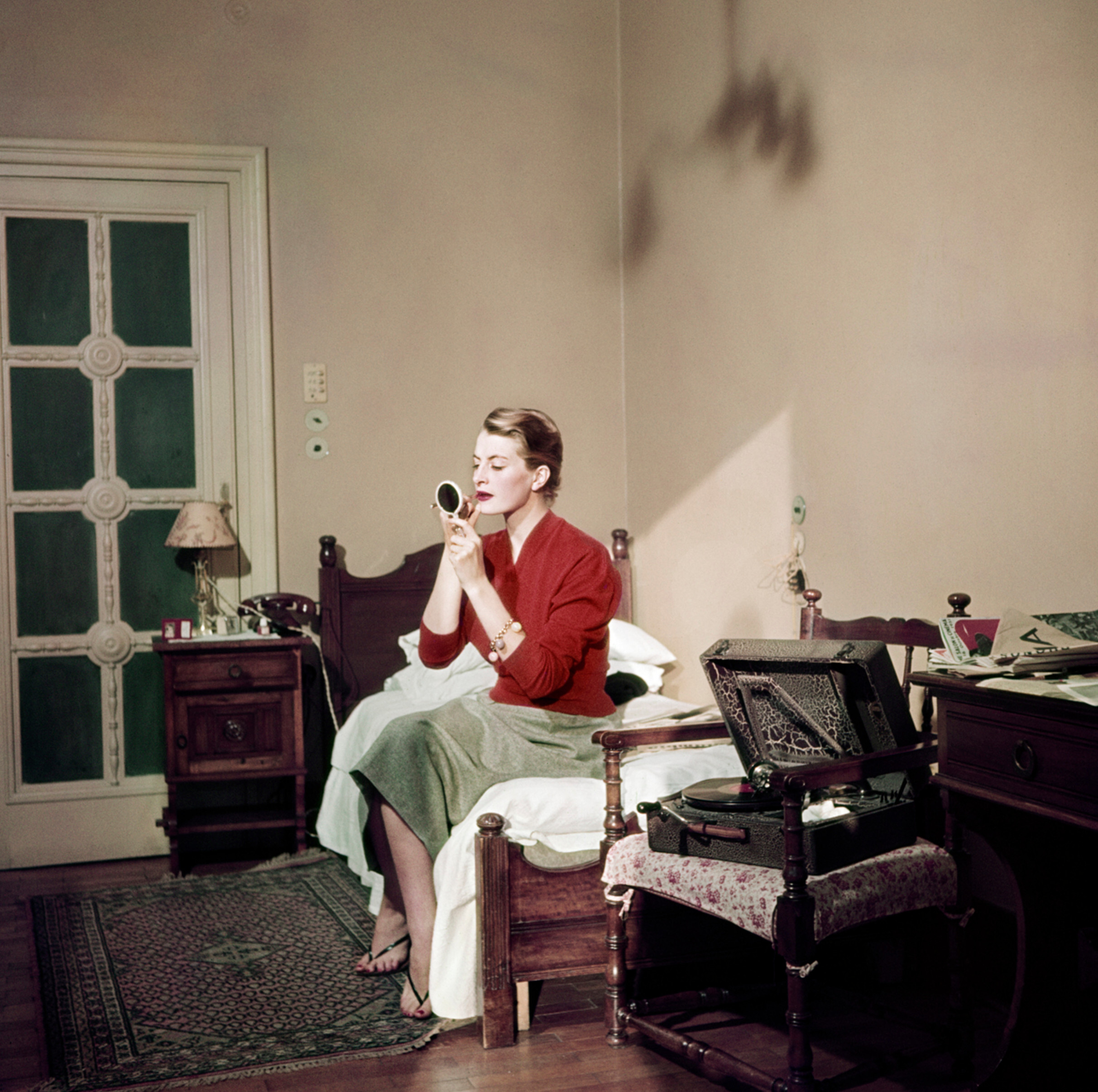 Французская модель и актриса, в своем гостиничном номере, Рим, август 1951 год.  Фотограф Роберт Капа