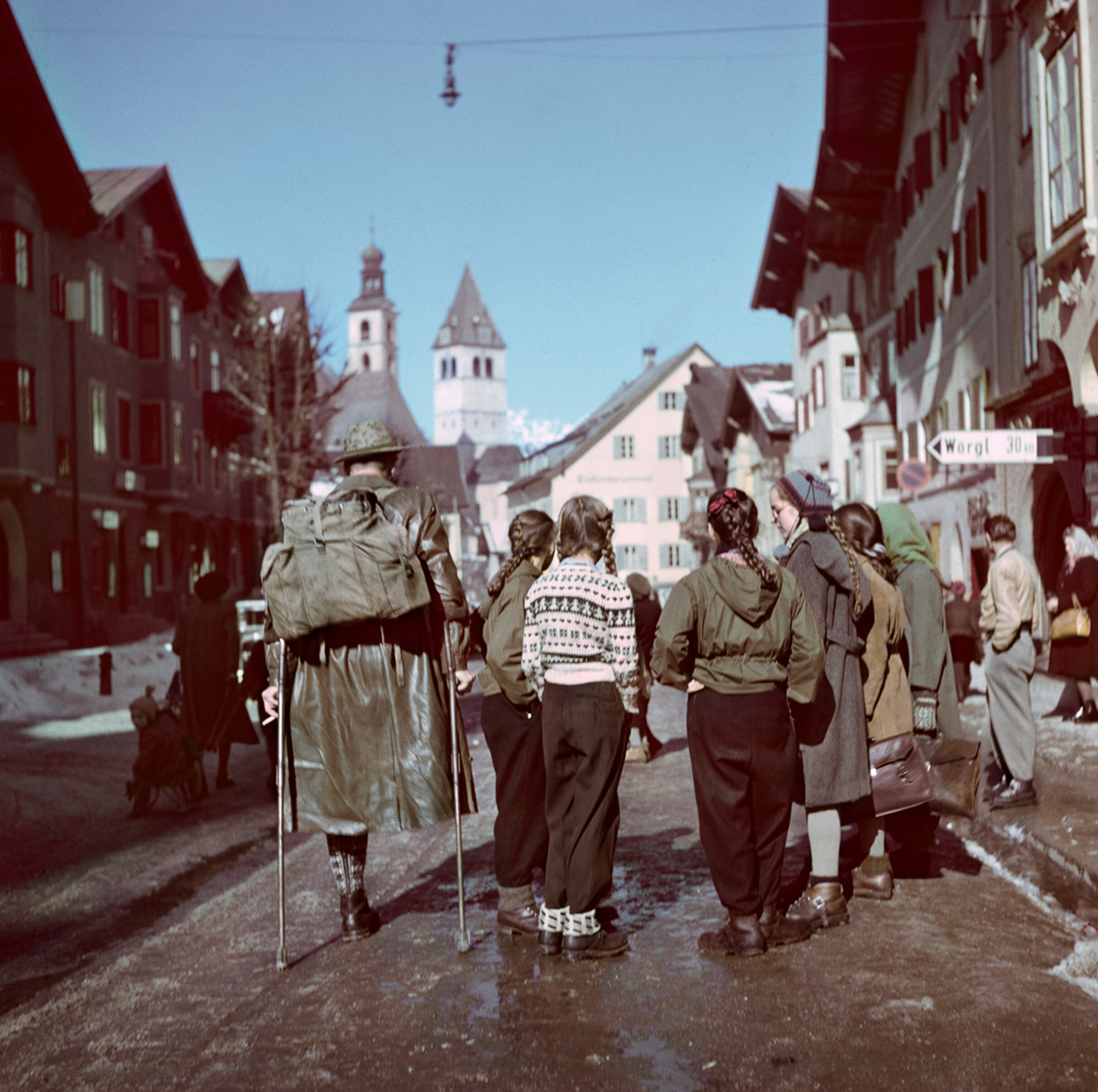 Лыжники и раненый солдат, Китцбюэль, Австрия, 1949-1950 годы Фотограф Роберт Капа