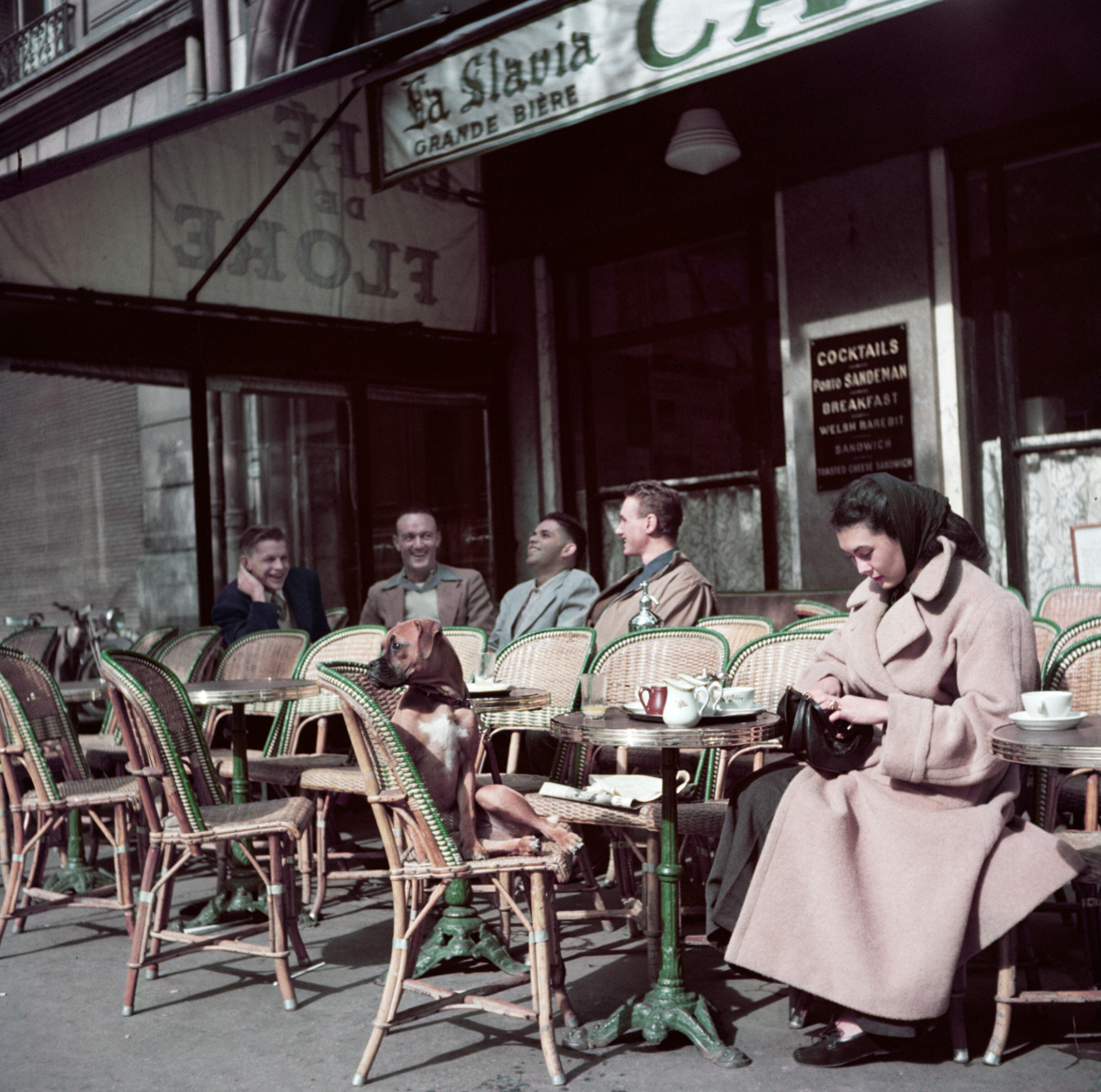 На террасе Café de Flore, Сен-Жермен-де-Пре, Париж, примерно 1952 год.  Фотограф Роберт Капа
