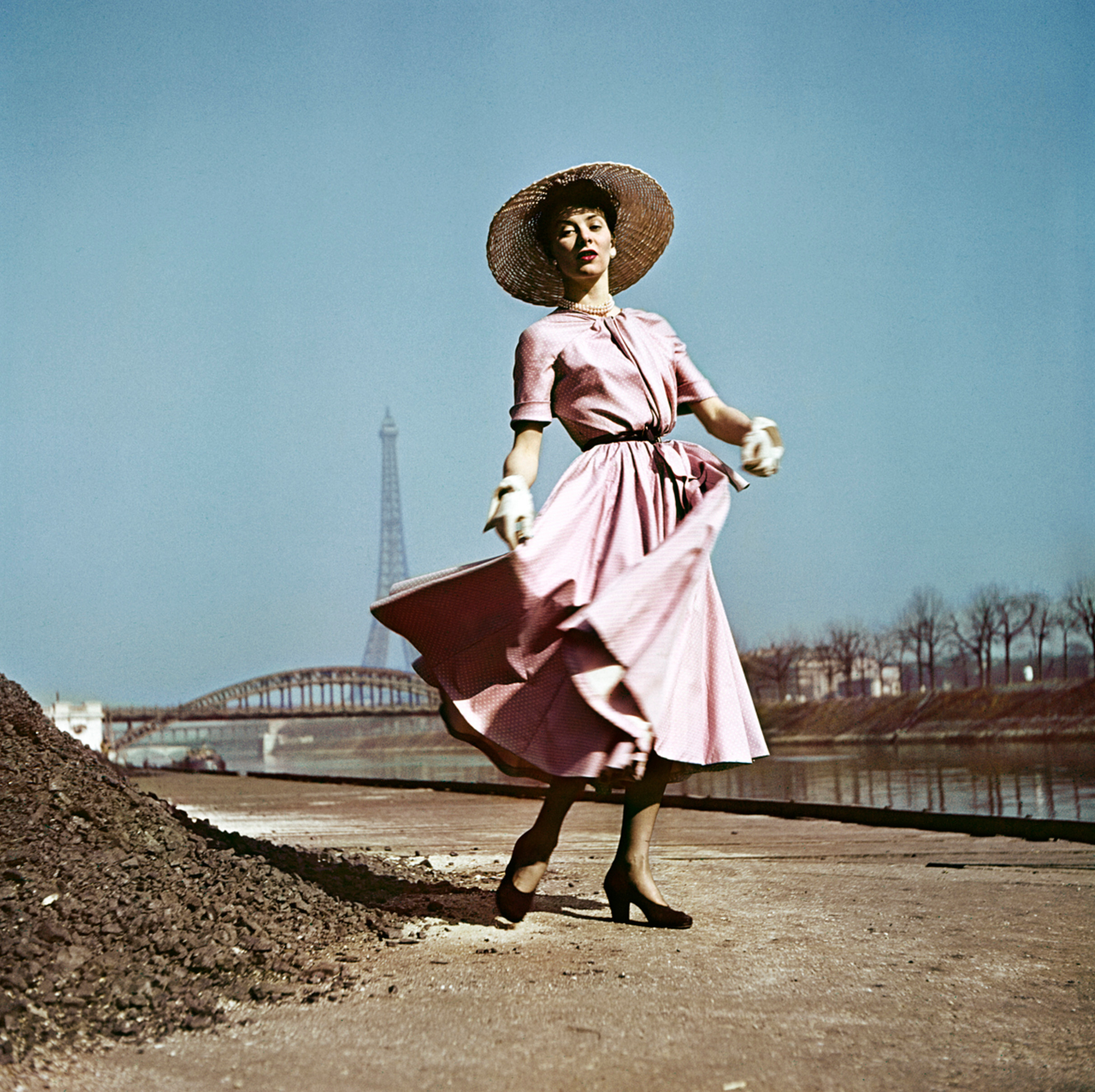 Модель в Dior на берегу Сены, Париж, 1948 год. Фотограф Роберт Капа
