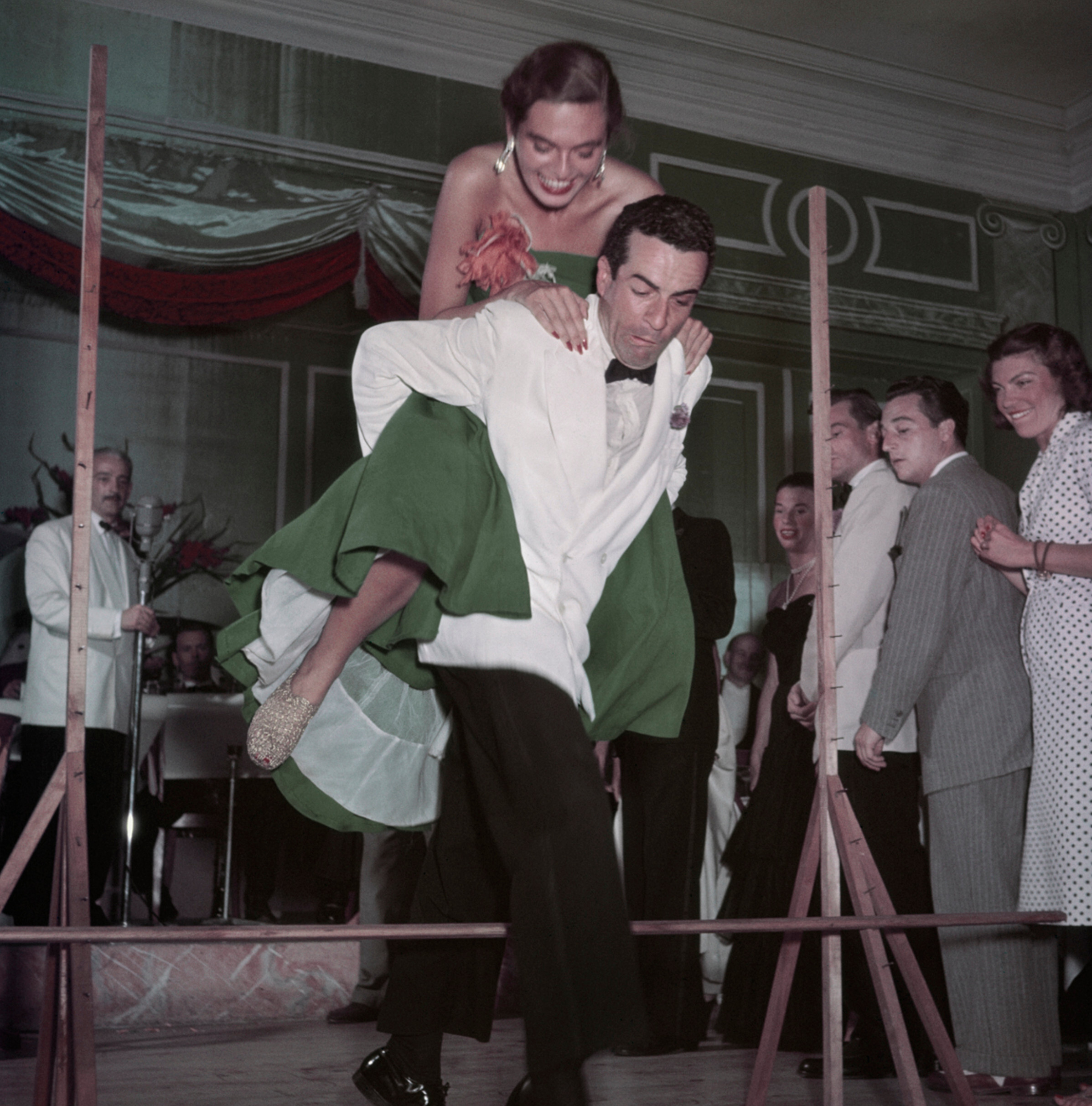Пара на вечеринке, Биарриц, Франция, август 1951 года.  Фотограф Роберт Капа