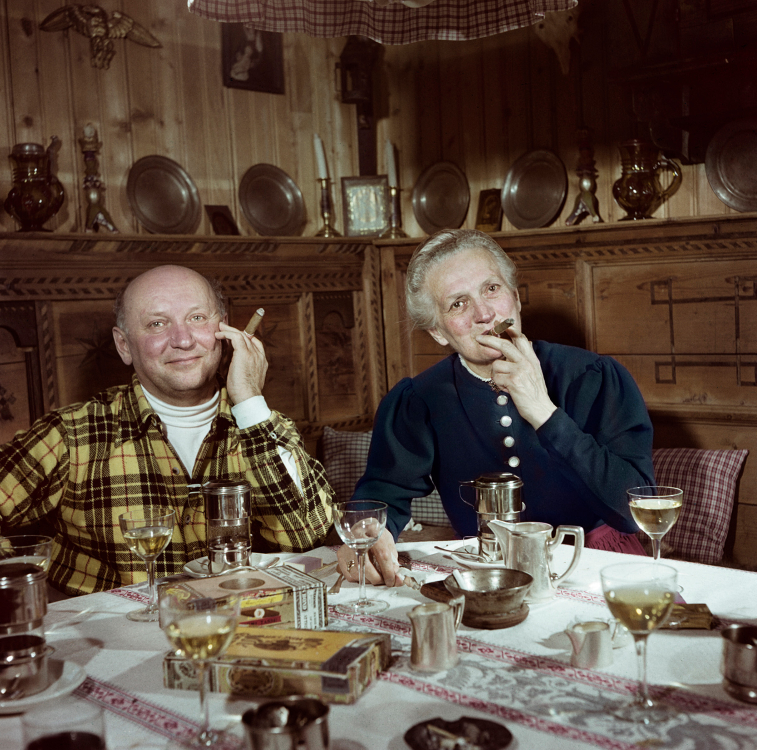 Писатель Людвиг Бемельманс и его мать, Фрэнсис Фишер, Лех, Австрия, 1949 год.  Фотограф Роберт Капа
