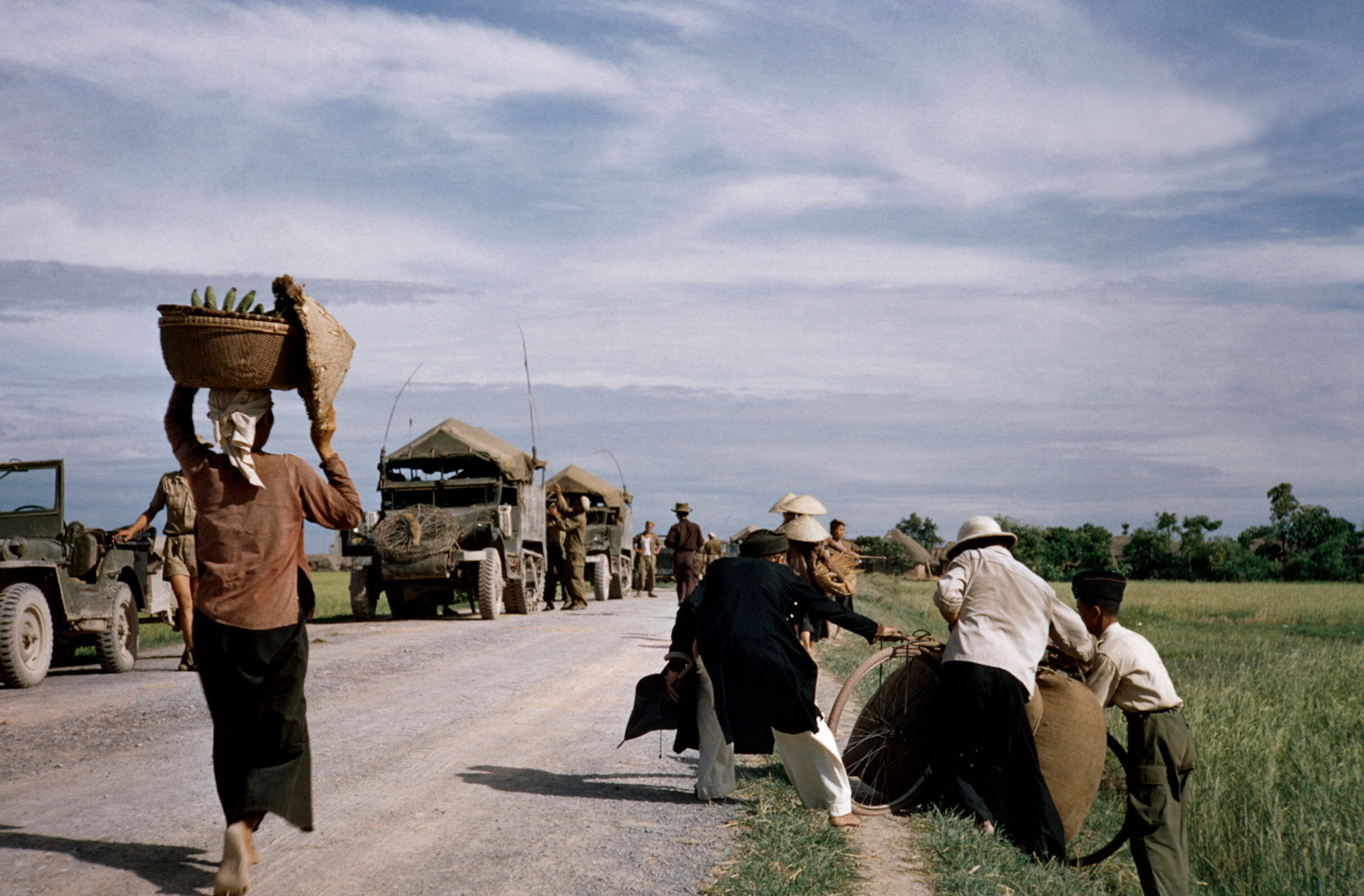 По дороге из Намдиня в Тайбинь, Индокитай (Вьетнам), май 1954 года.  Фотограф Роберт Капа