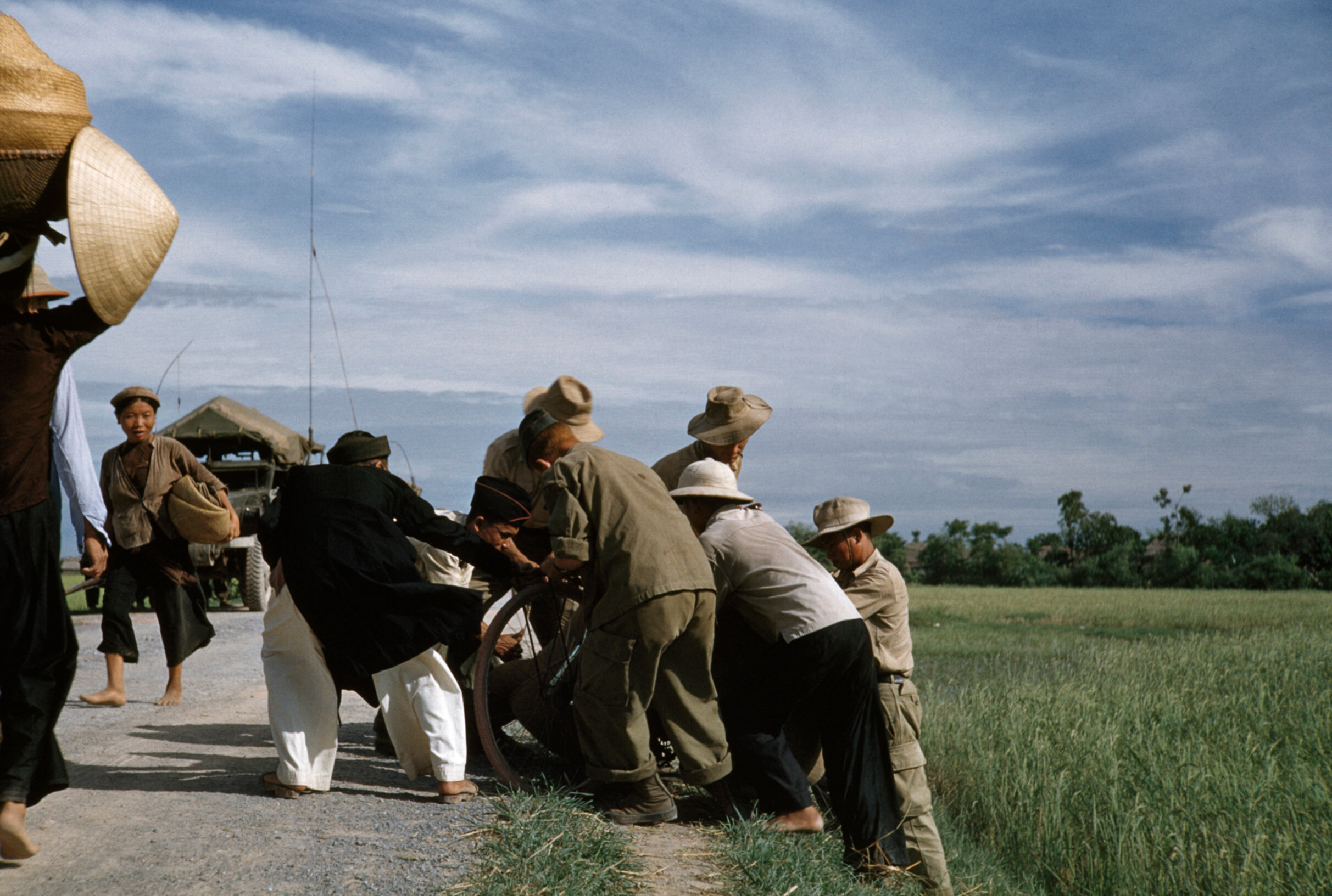По дороге из Намдиня в Тайбинь, Индокитай (Вьетнам), май 1954 года. Фотограф Роберт Капа