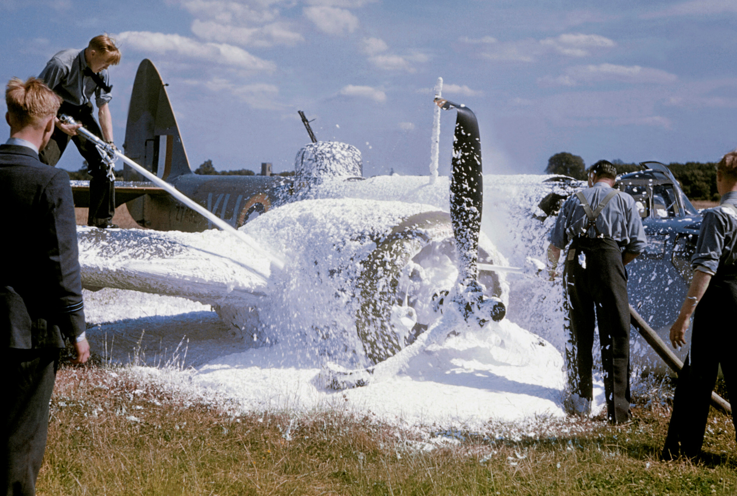 Поврежденный самолет, облитый химикатами, приземлился на брюхо после налета на оккупированную Францию, Англия, июнь 1941 года.  Фотограф Роберт Капа