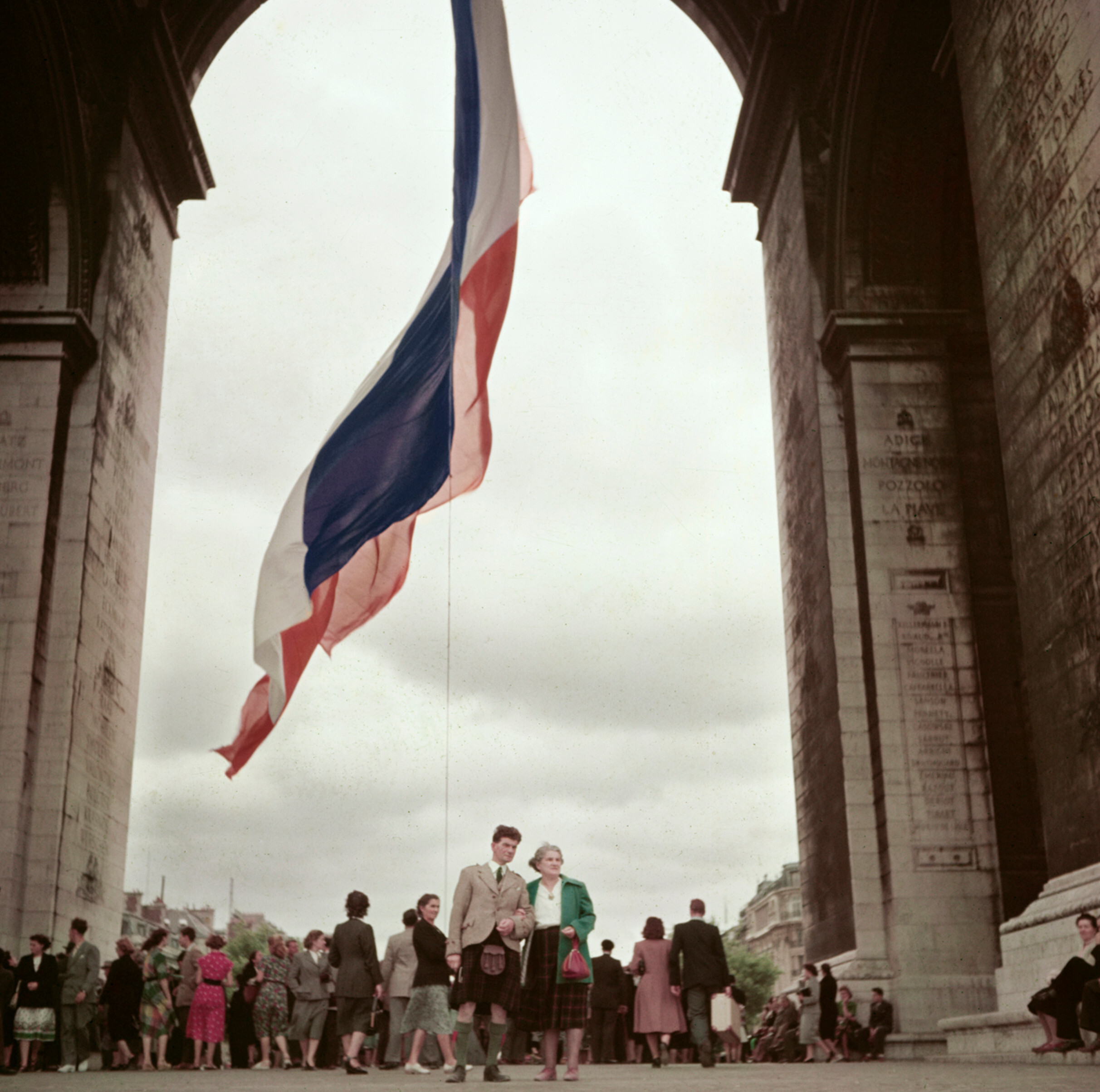 Триумфальная арка, Париж, 1952 год.  Фотограф Роберт Капа