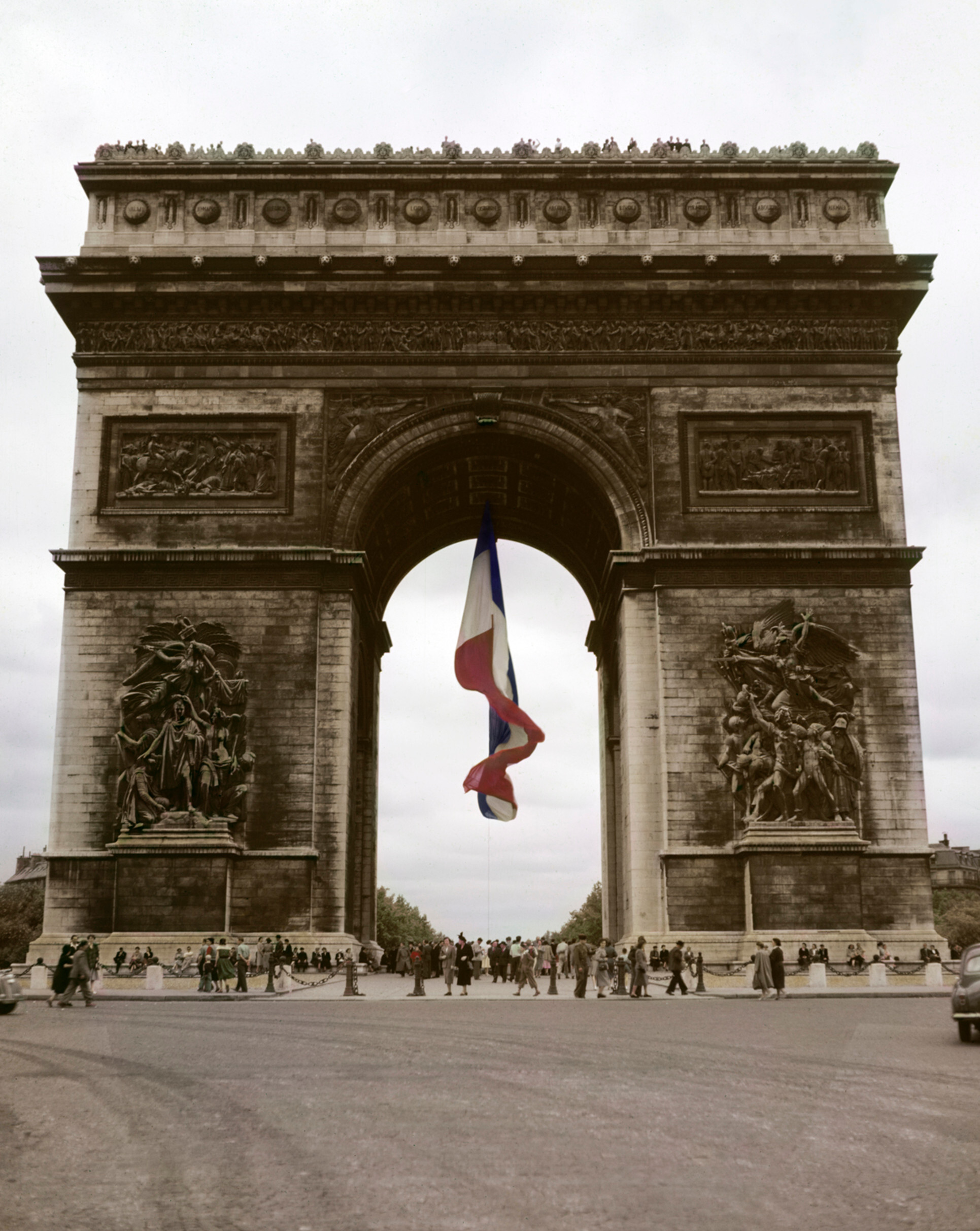 Триумфальная арка, Париж, 1952 год.  Фотограф Роберт Капа
