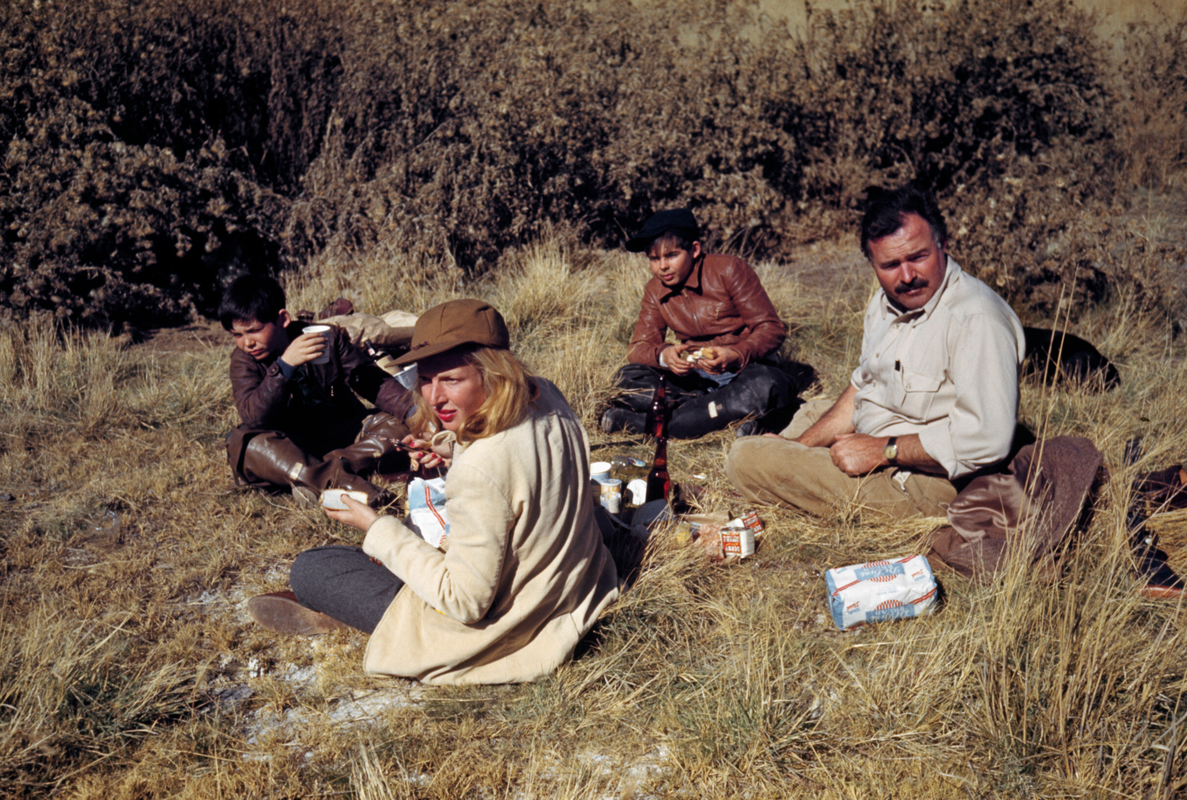 Эрнест Хемингуэй, его сыновья, Грегори и Патрик, и Марта Геллхорн, Сан-Вэлли, Айдахо, Октябрь 1941 год.  Фотограф Роберт Капа