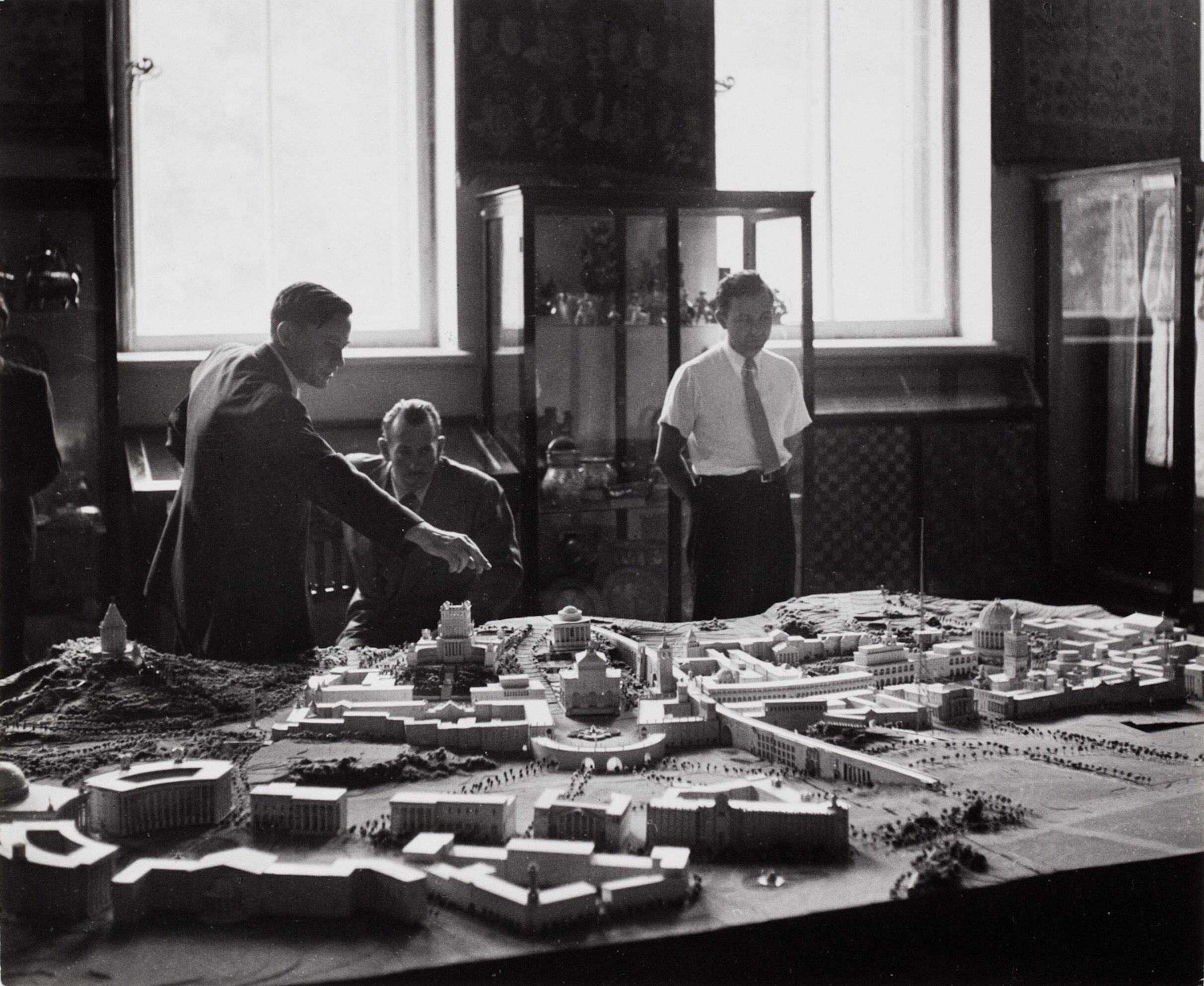 Архитекторы показывают макет планов перестройки Киева, 1947 год. Фотограф Роберт Капа