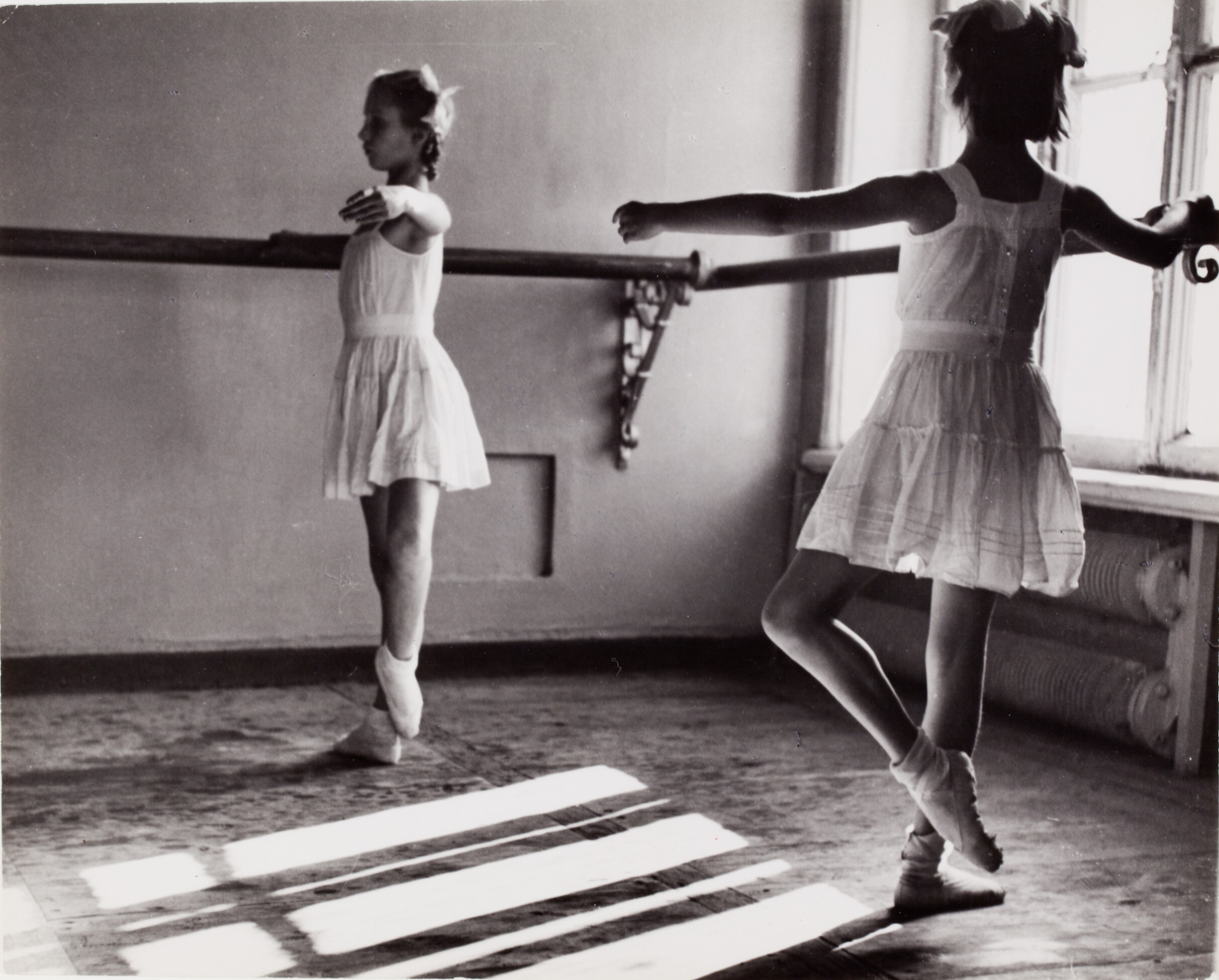 Балерины тренируются у станка, балетная школа Большого театра, Москва, 1947 год. Фотограф Роберт Капа