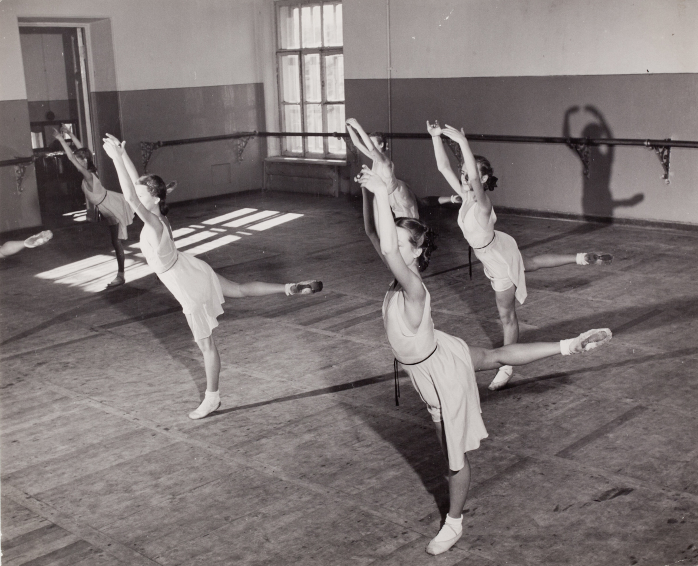 Балетный класс, Москва, 1947 год. Фотограф Роберт Капа
