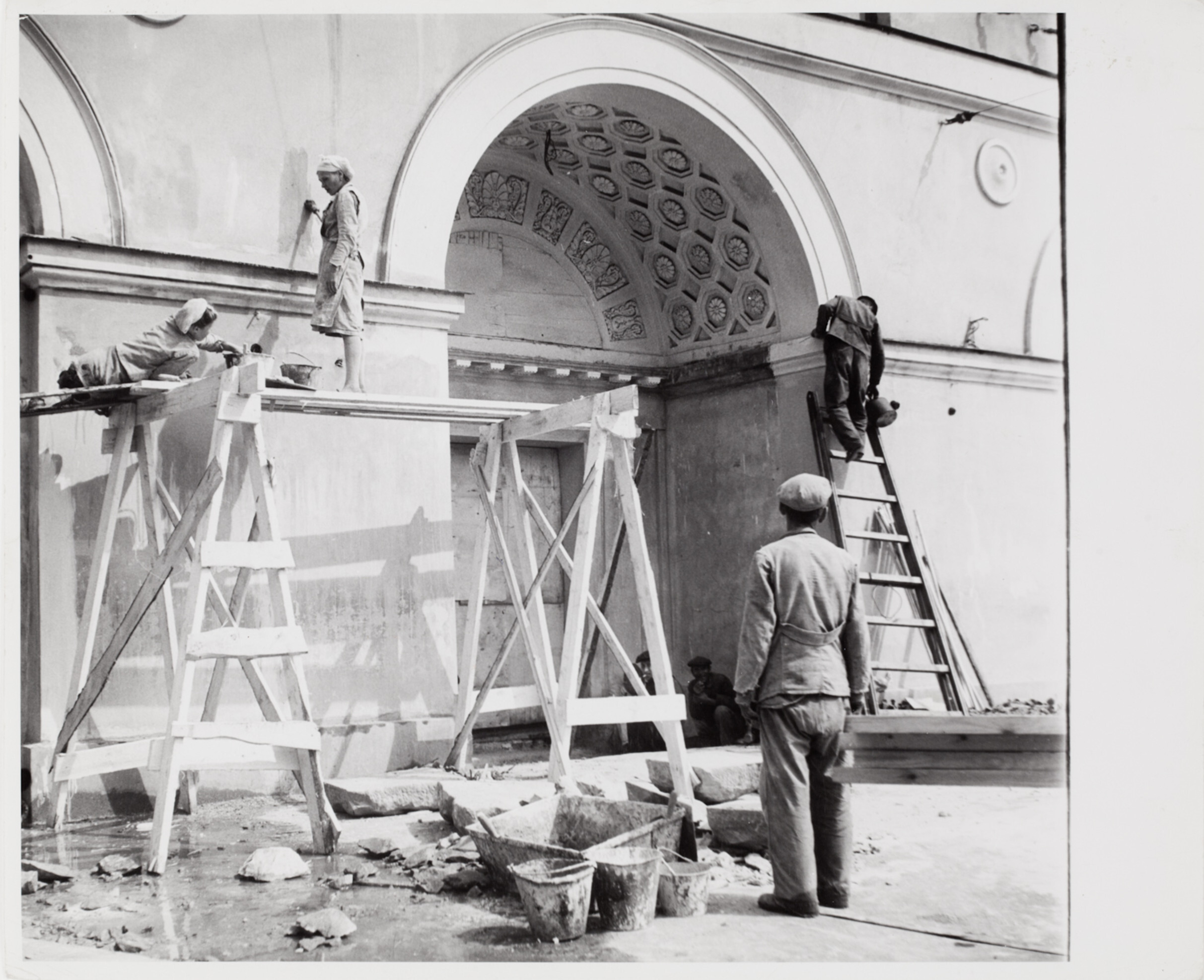Бригады, работающие над восстановлением поврежденных зданий в рамках подготовки к празднованию юбилея Москвы, Москва, 1947 год. Фотограф Роберт Капа