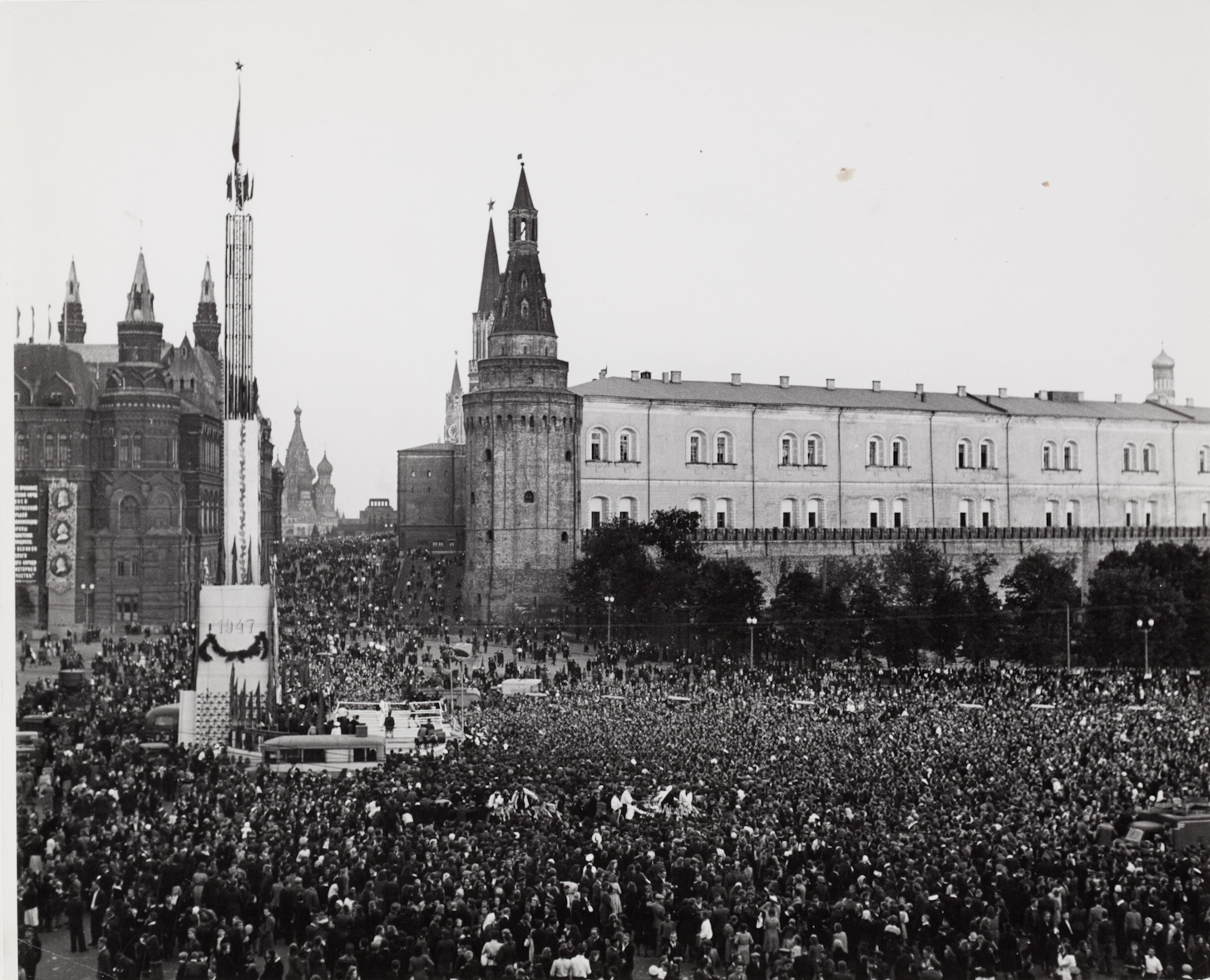 Гулянья на Красной площади во время празднования юбилея Москвы, Москва, 1947 год. Фотограф Роберт Капа