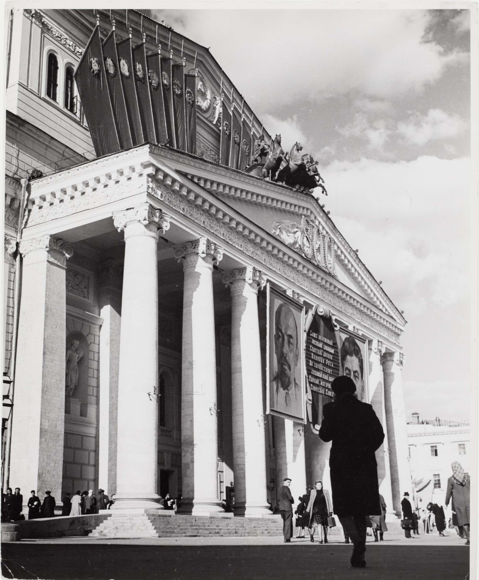 Вид на улицу у Большого театра, украшенного к юбилею Москвы, Москва, 1947 год. Фотограф Роберт Капа