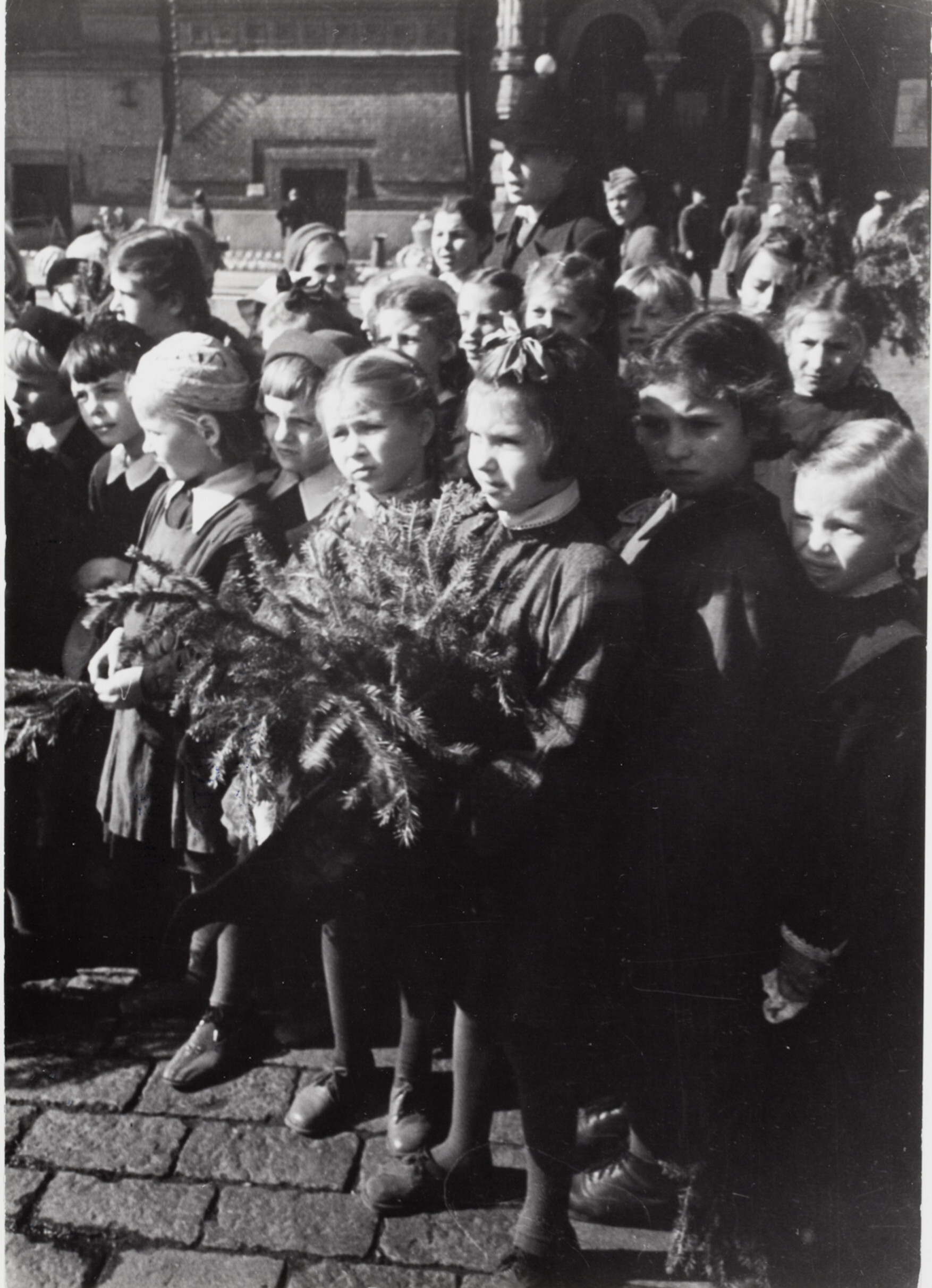 Группа детей на Красной площади во время празднования годовщины Москвы, Москва, 1947 год. Фотограф Роберт Капа