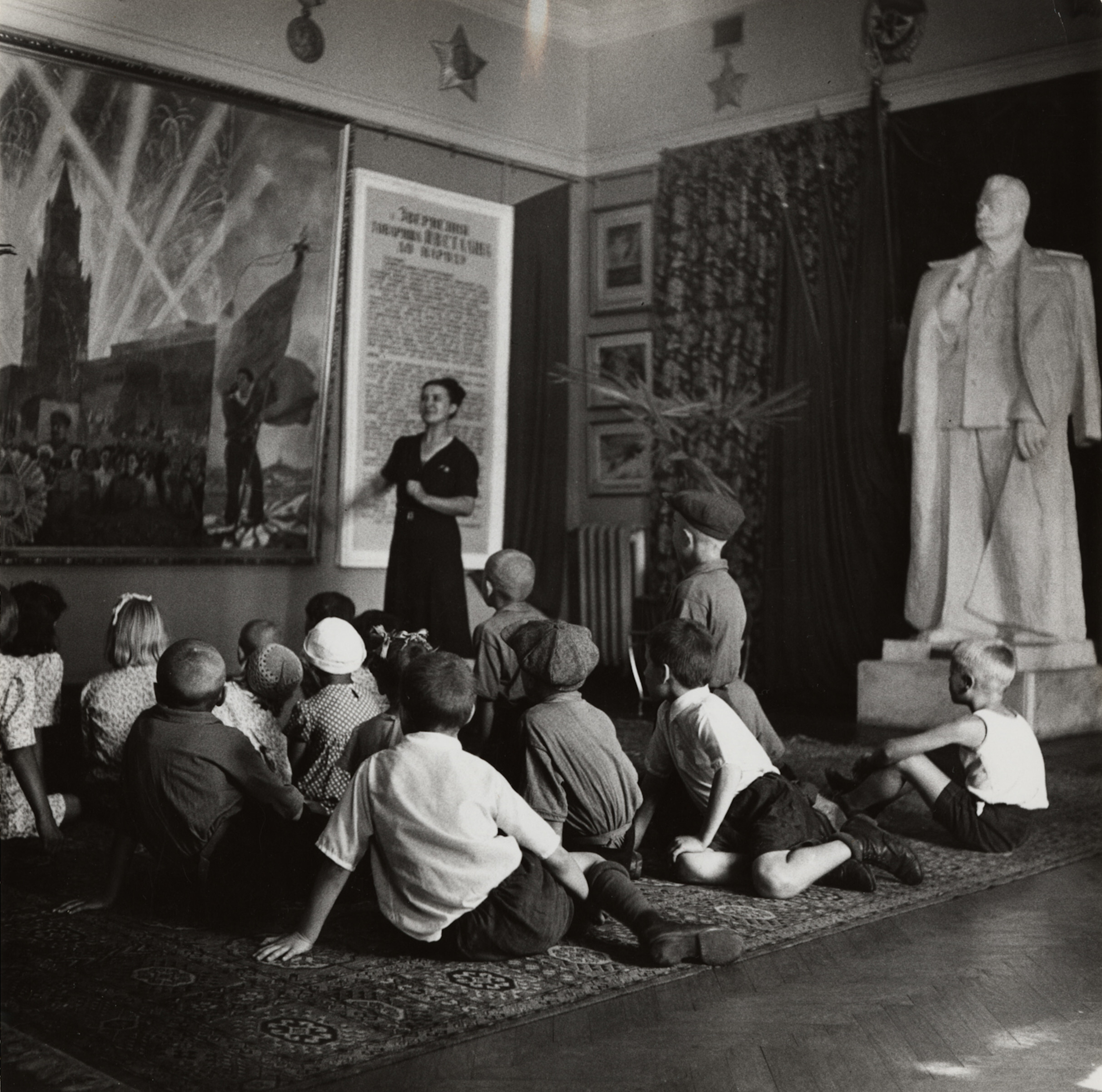 В музее, Москва, 1947 год. Фотограф Роберт Капа