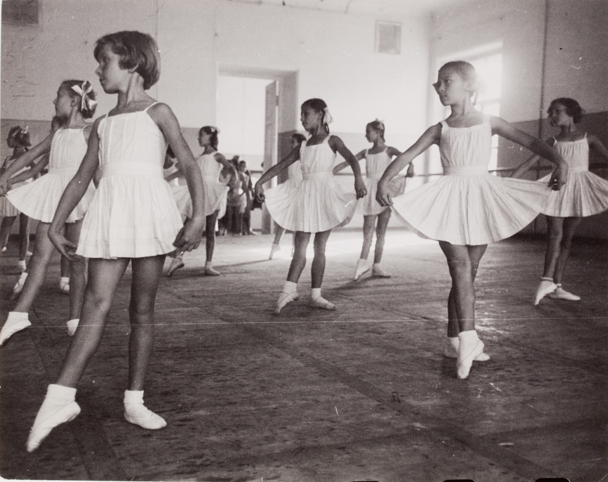 Девочки в балетном классе, балетная школа Большого театра, Москва, 1947 год. Фотограф Роберт Капа