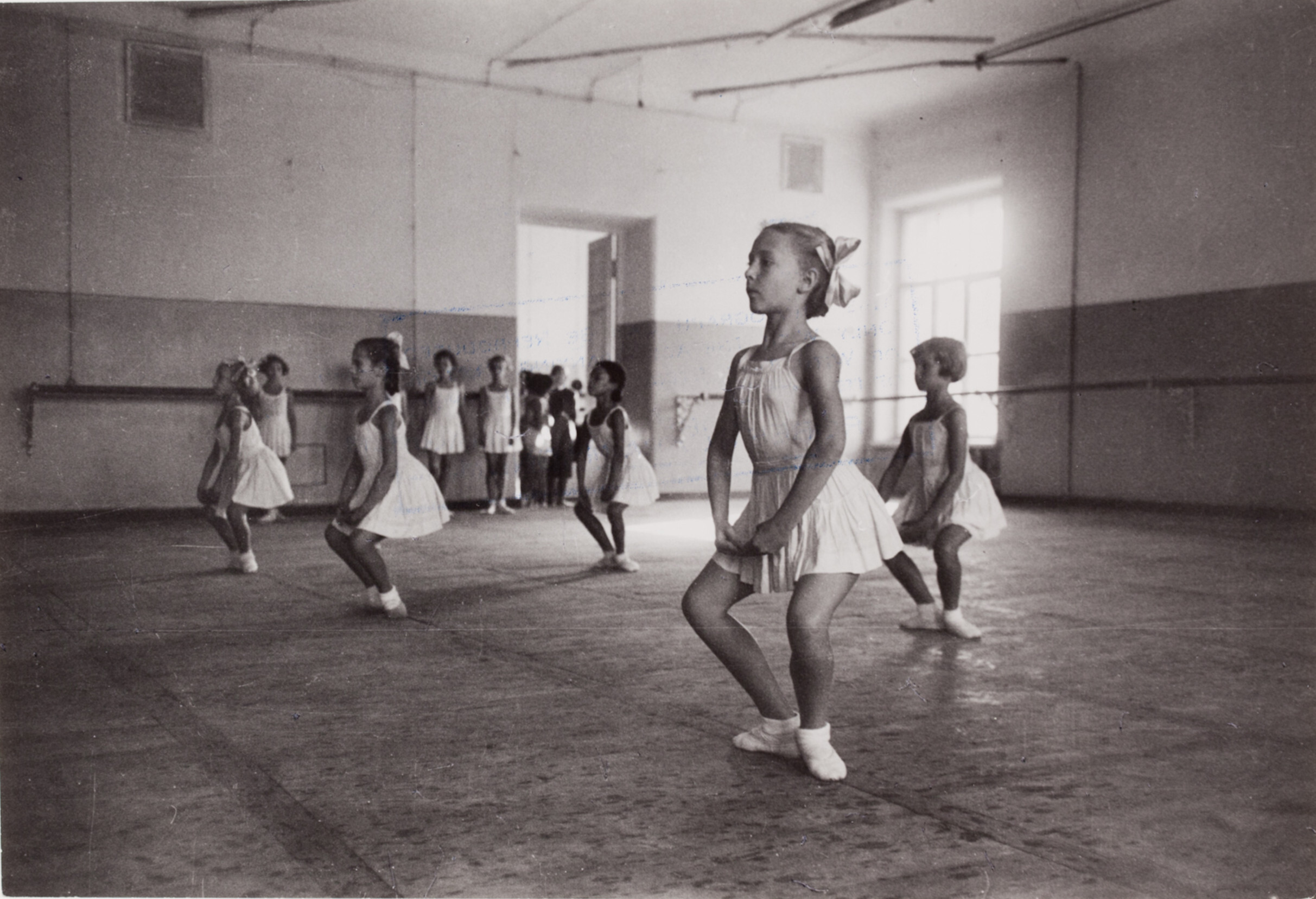 Девочки занимаются балетом, Балетная школа Большого театра, Москва, 1947 год. Фотограф Роберт Капа