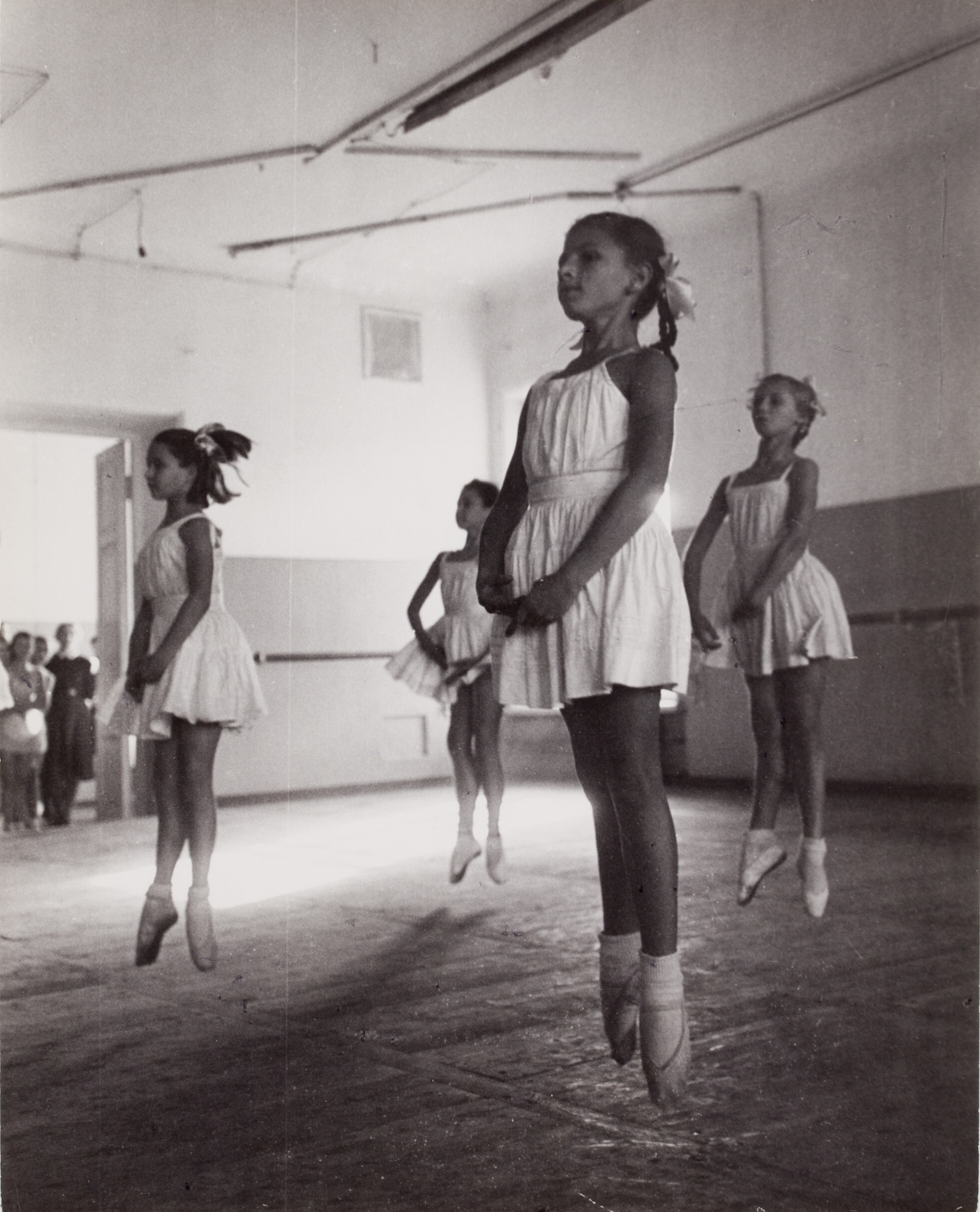 Девочки занимаются балетом, Балетная школа Большого театра, Москва, 1947 год. Фотограф Роберт Капа