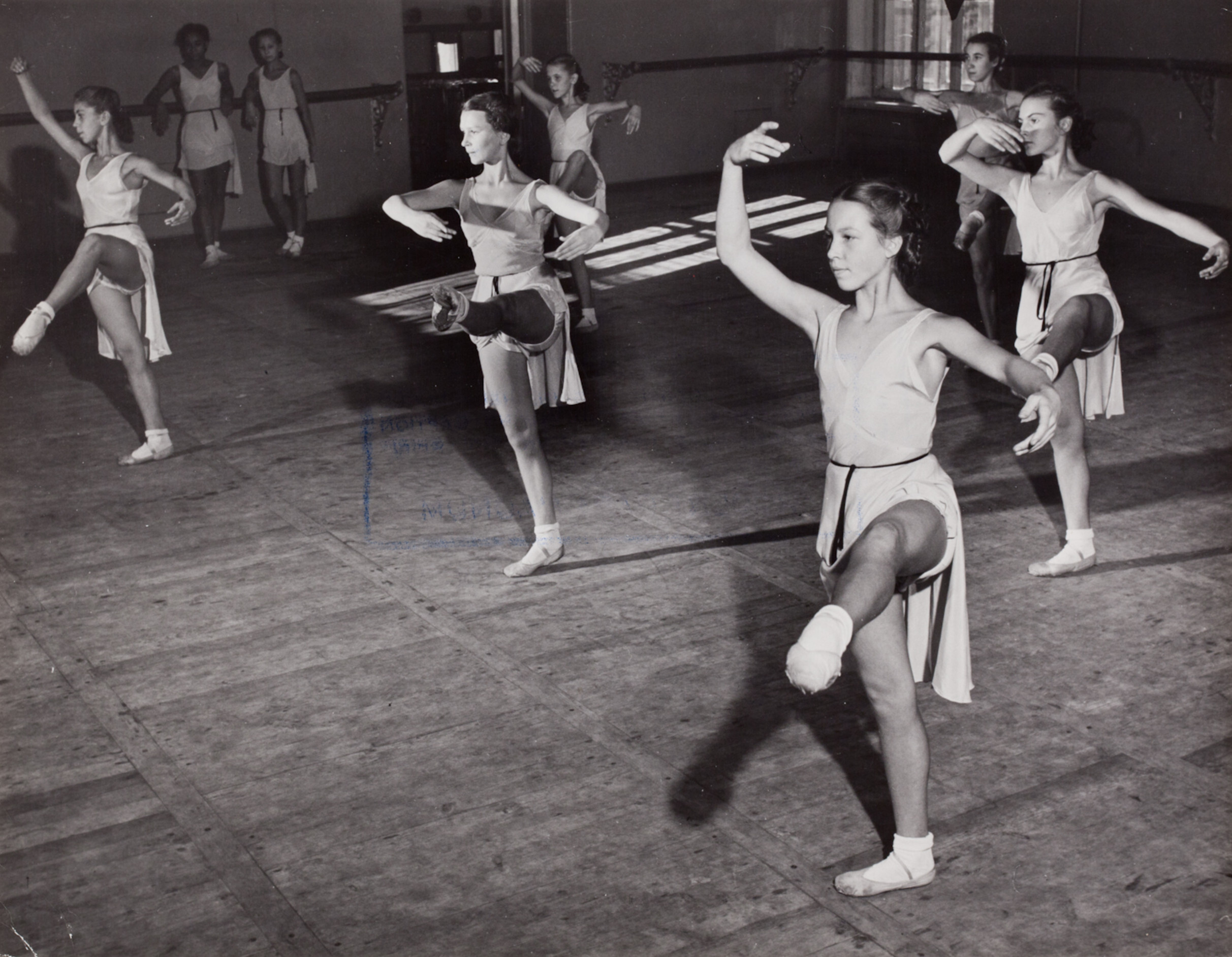 Девочки на уроке балета, Балетная школа Большого театра, Москва, 1947 год. Фотограф Роберт Капа