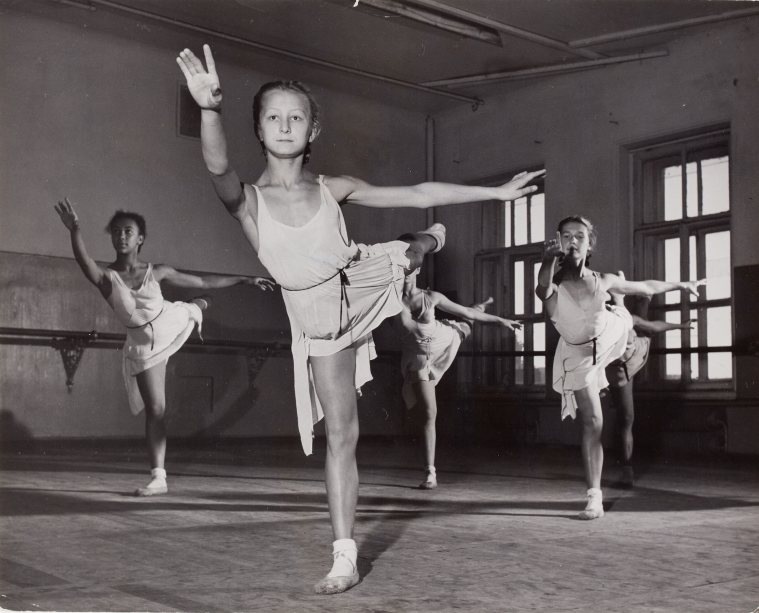 Девочки танцуют в балетном классе, Москва, 1947 год. Фотограф Роберт Капа