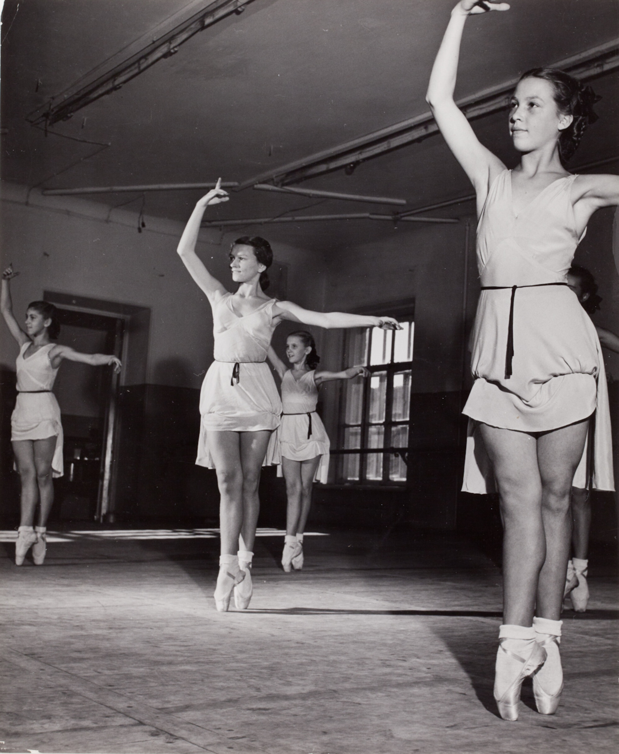 Девочки танцуют на уроке балета, Москва, 1947 год. Фотограф Роберт Капа