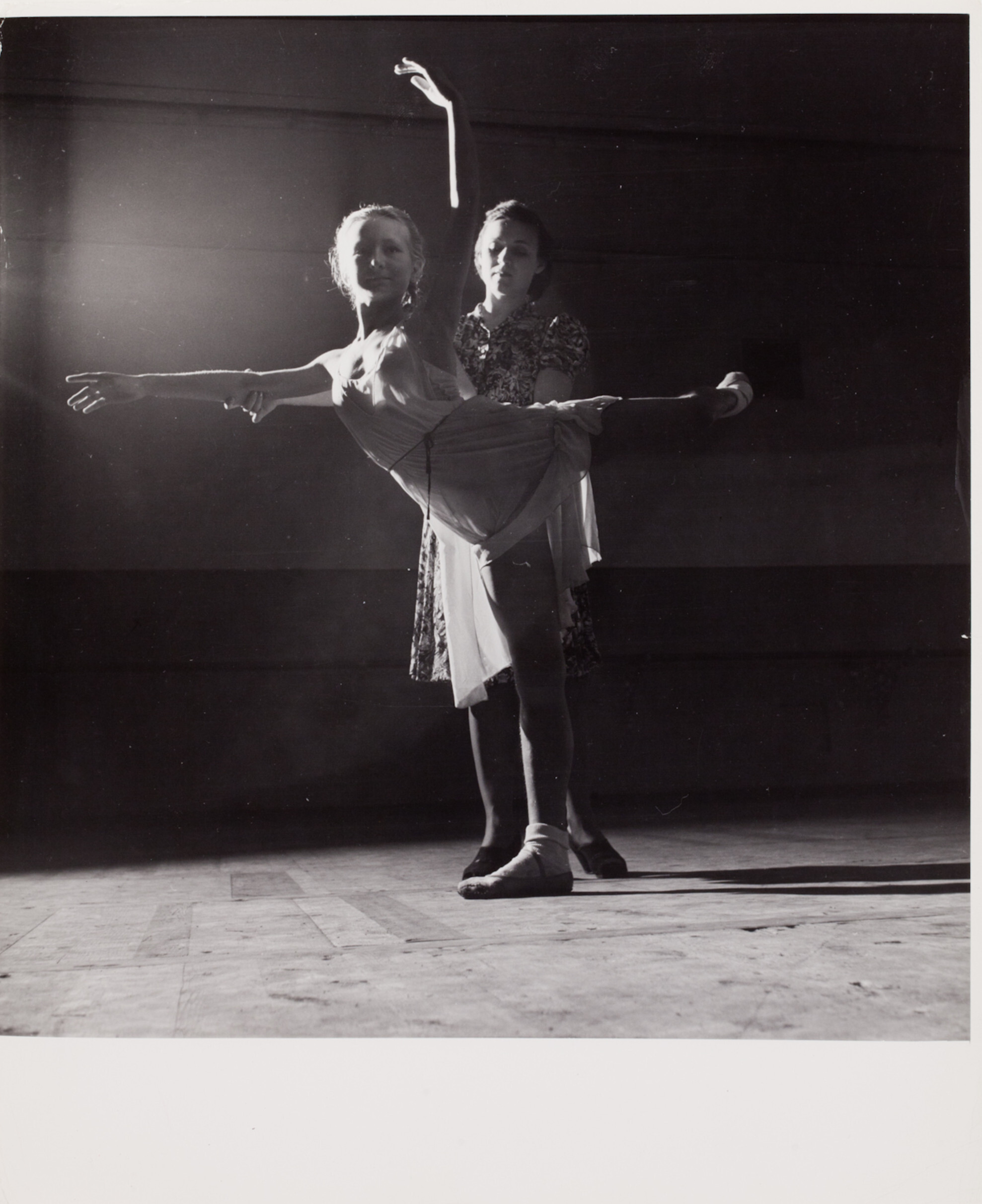 Девушка занимается балетом с учителем, Москва, 1947 год. Фотограф Роберт Капа