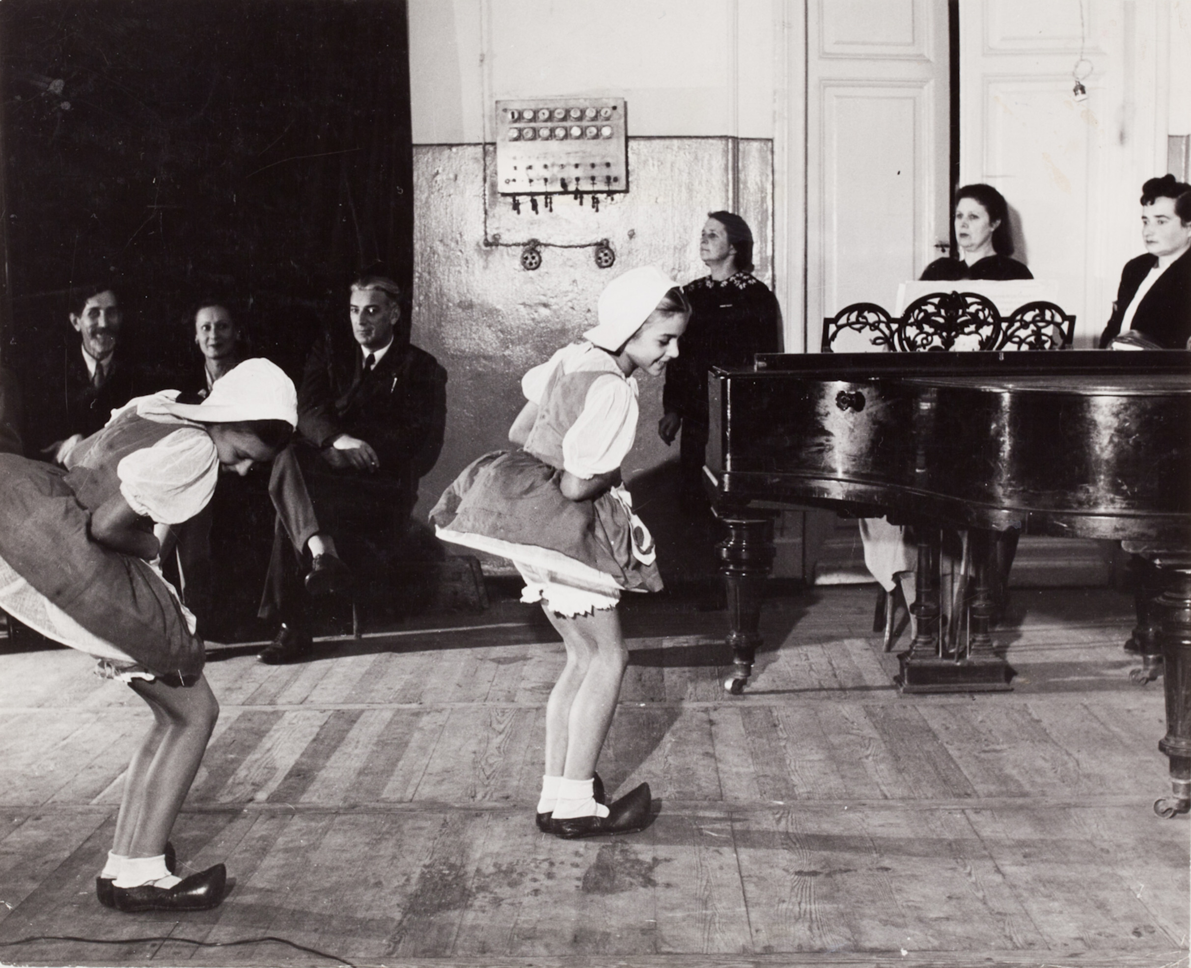 Девушки исполняют танец, Москва, 1947 год. Фотограф Роберт Капа