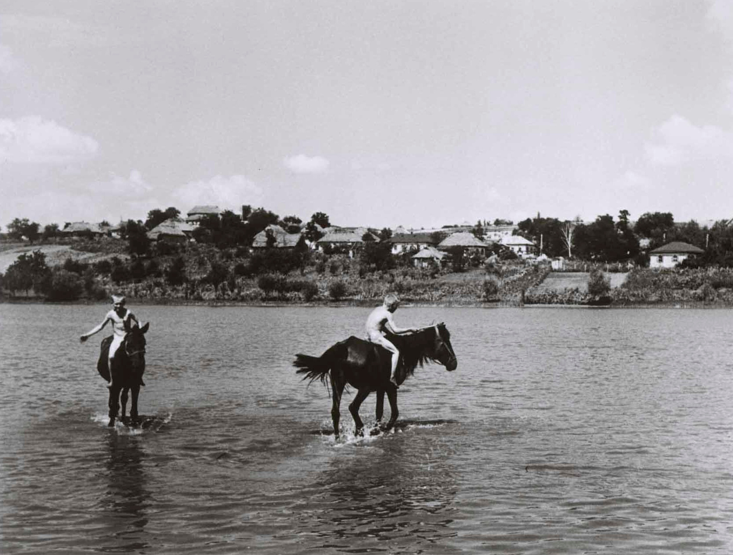 На в озере в колхозе, Украина, август 1947 года. Фотограф Роберт Капа