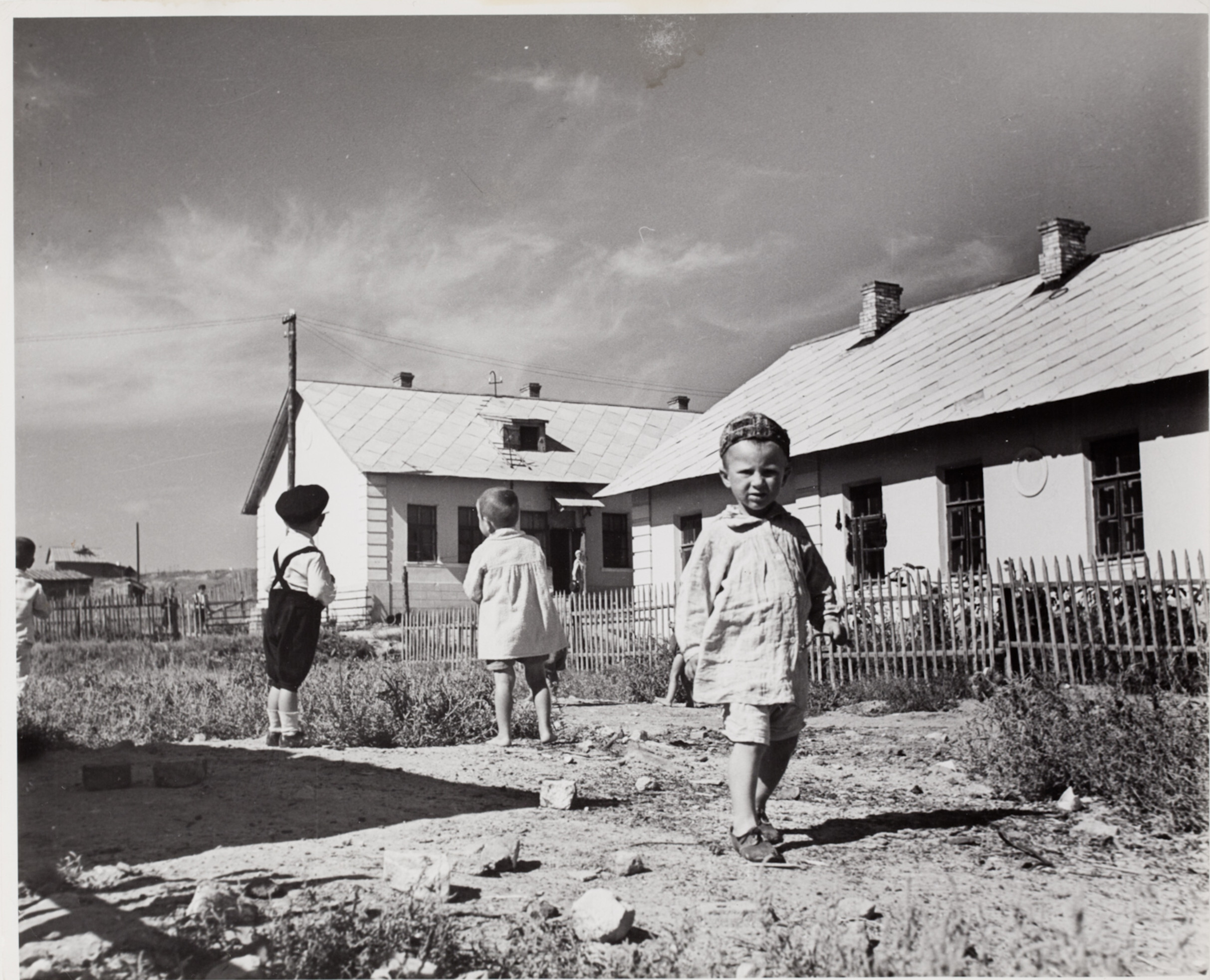 Дети во дворе, СССР, 1947 год. Фотограф Роберт Капа