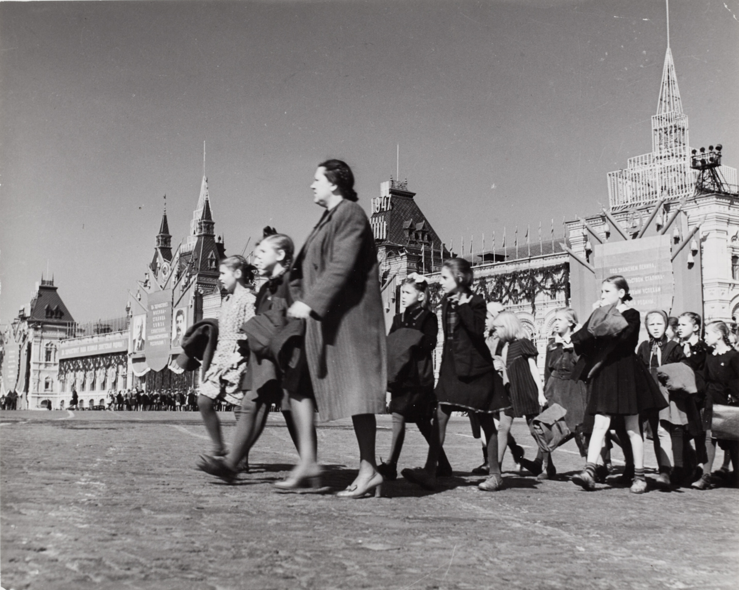 Женщина ведет группу девочек по Красной площади во время празднования годовщины Москвы, Москва, 1947 год. Фотограф Роберт Капа