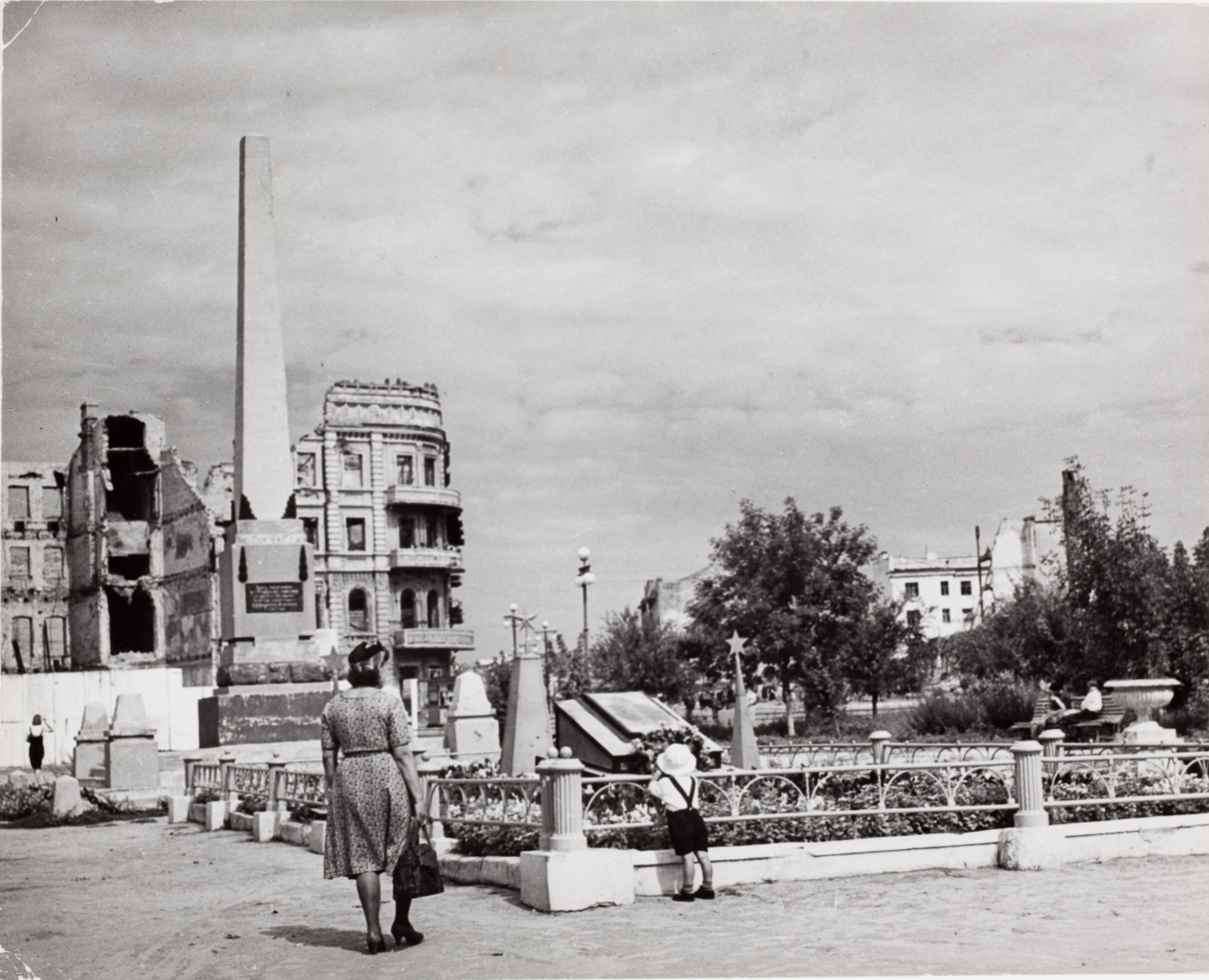 Перед руинами и памятником, Сталинград, СССР, 1947 год. Фотограф Роберт Капа