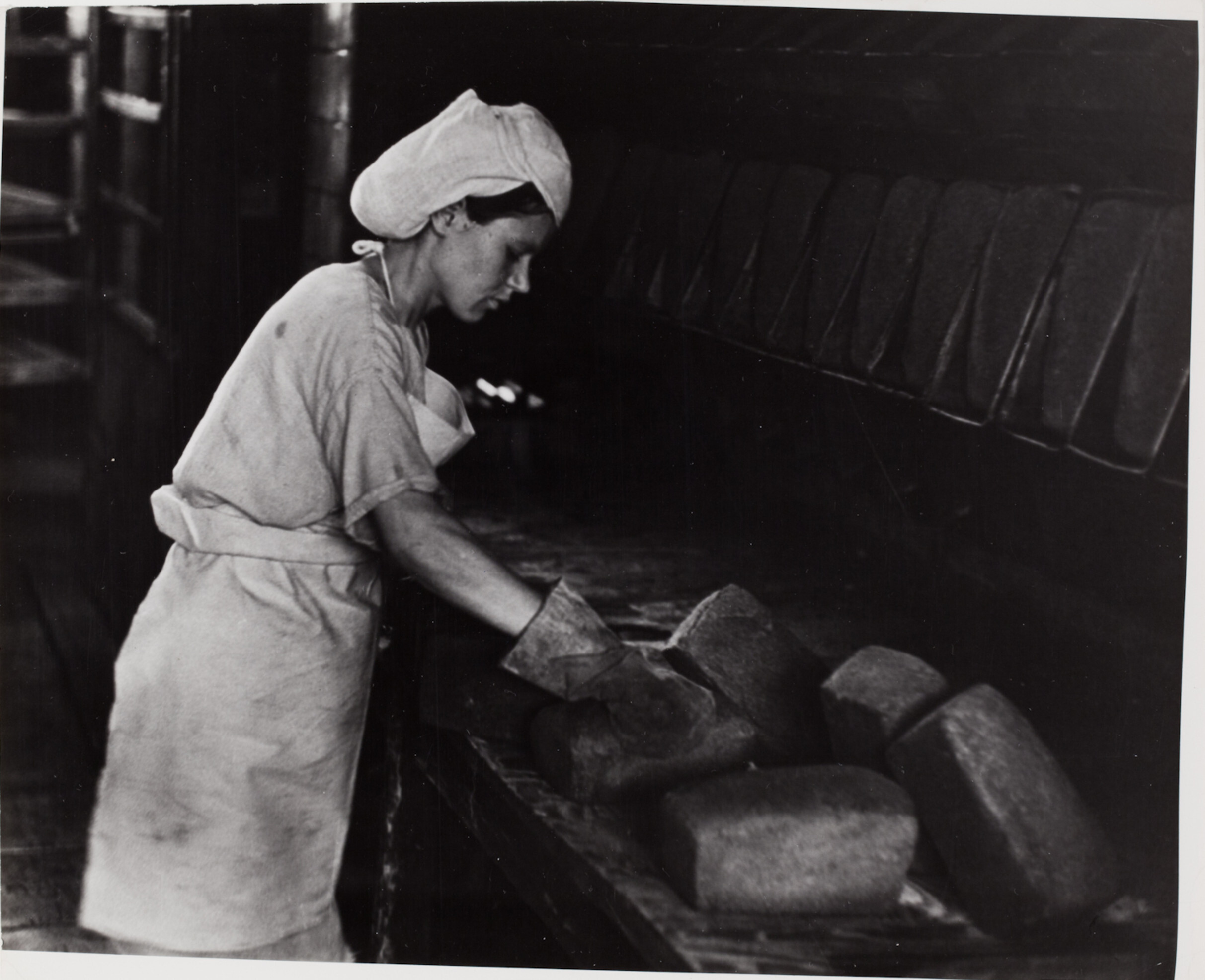 Выпечка хлеба, Киев, 1947 год. Фотограф Роберт Капа