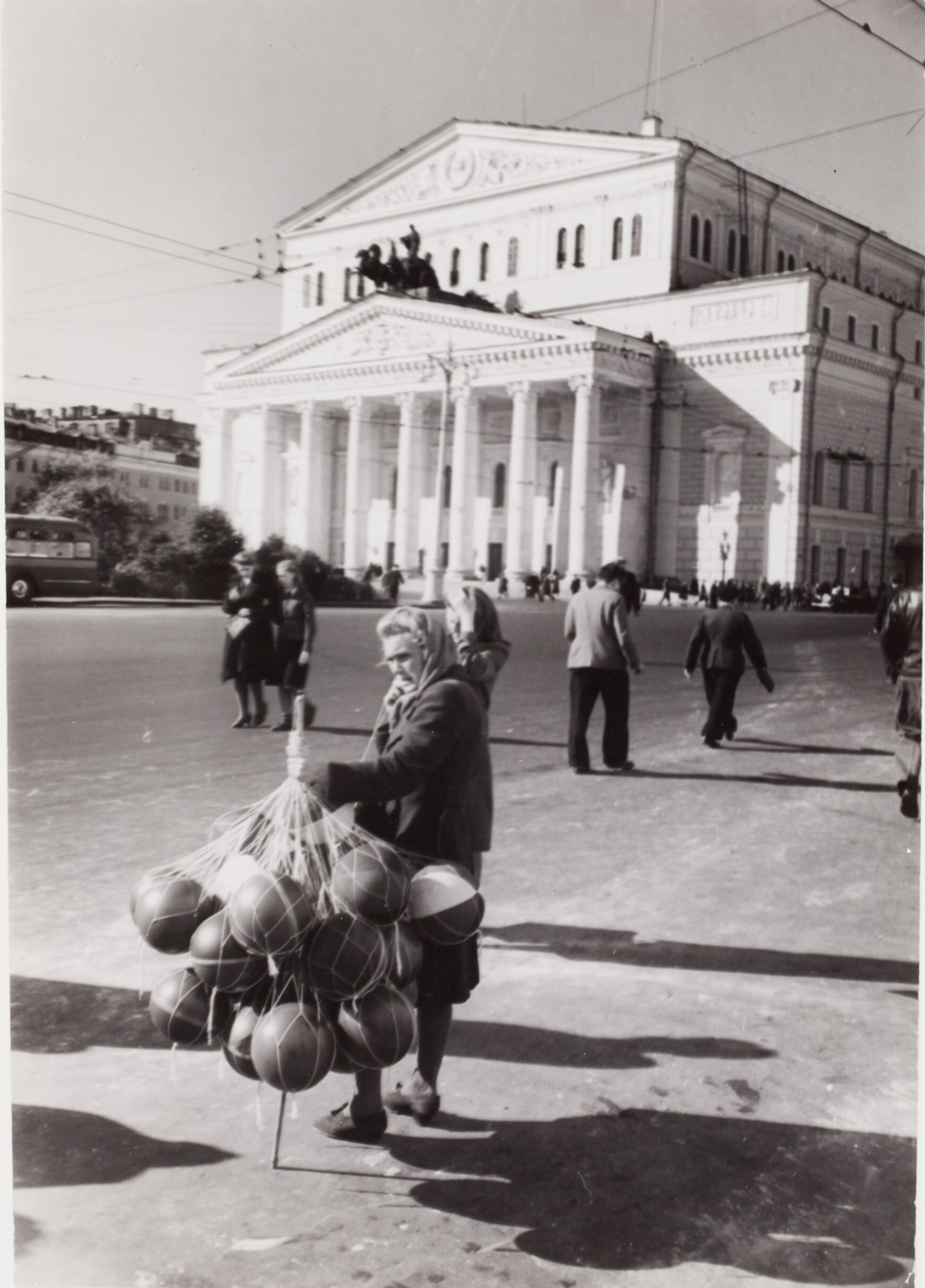 Женщина продает резиновые мячи на праздновании 800-летия города перед Большим театром, Москва, 1947 год. Фотограф Роберт Капа