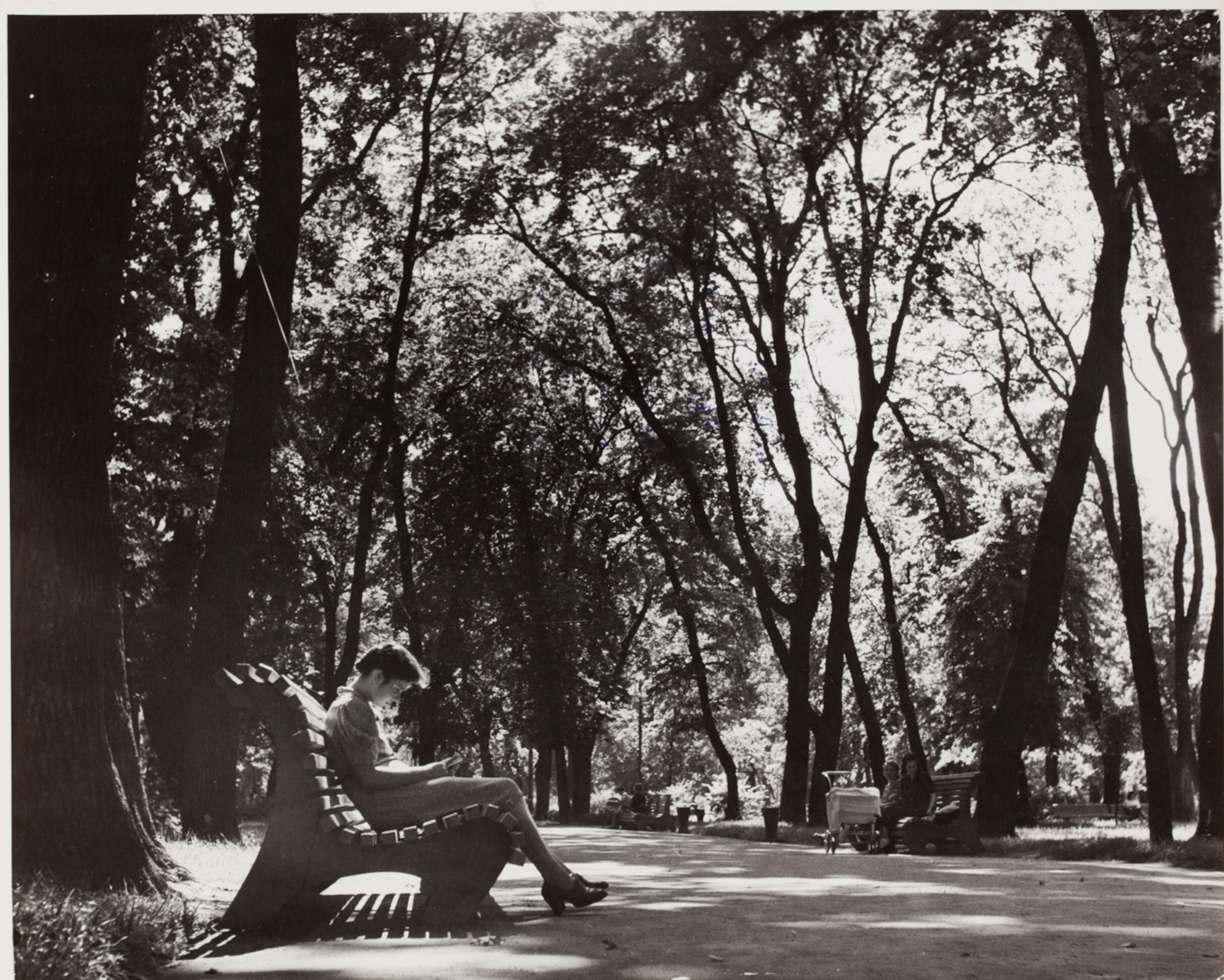 Женщина читает на скамейке в парке, 1947 год. Фотограф Роберт Капа