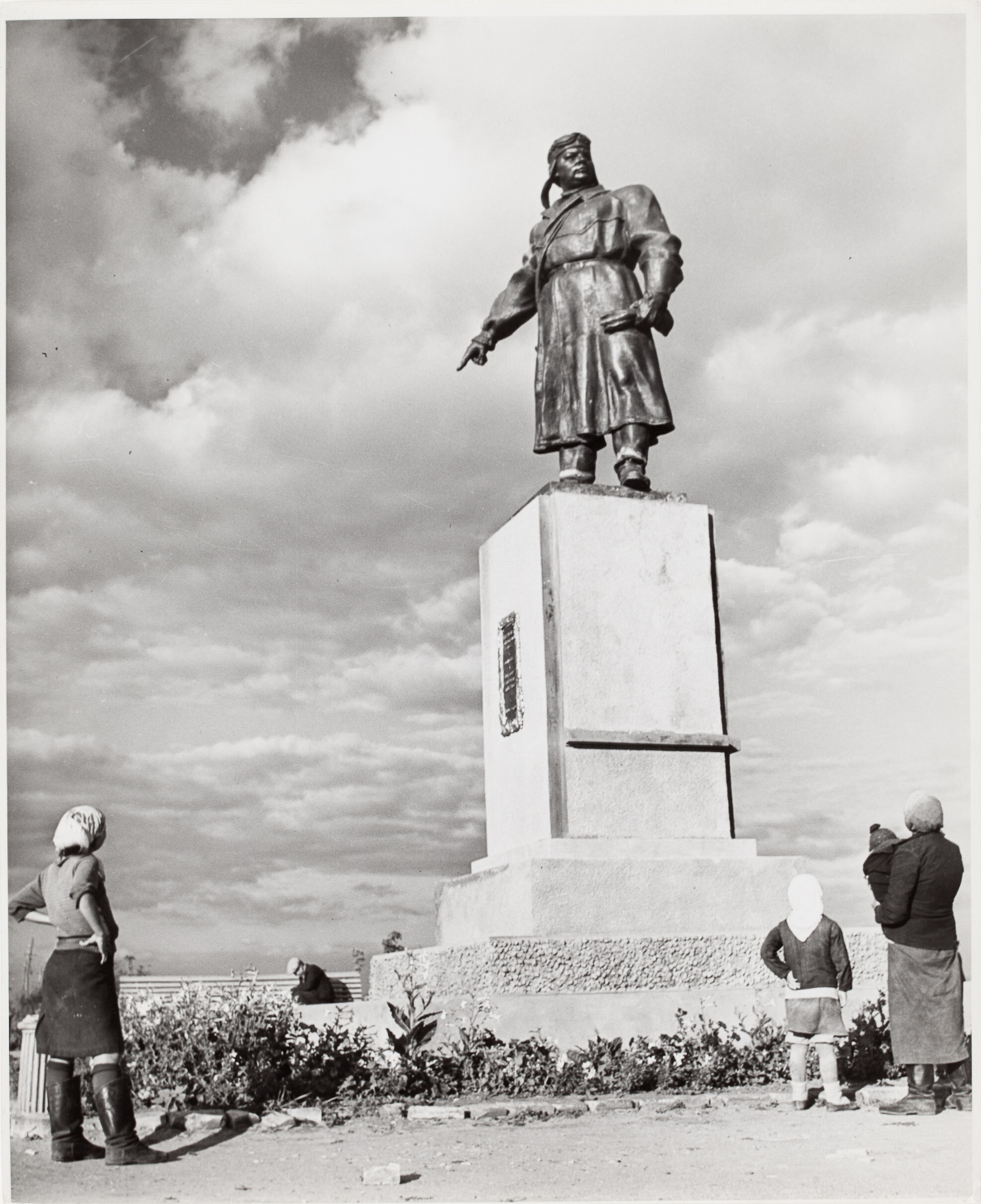 Женщины и дети смотрят на статую летчика Красной Армии, пролетевшего над Северным полюсом перед Великой Отечественной войной, Сталинград, СССР, 1947 год. Фотограф Роберт Капа
