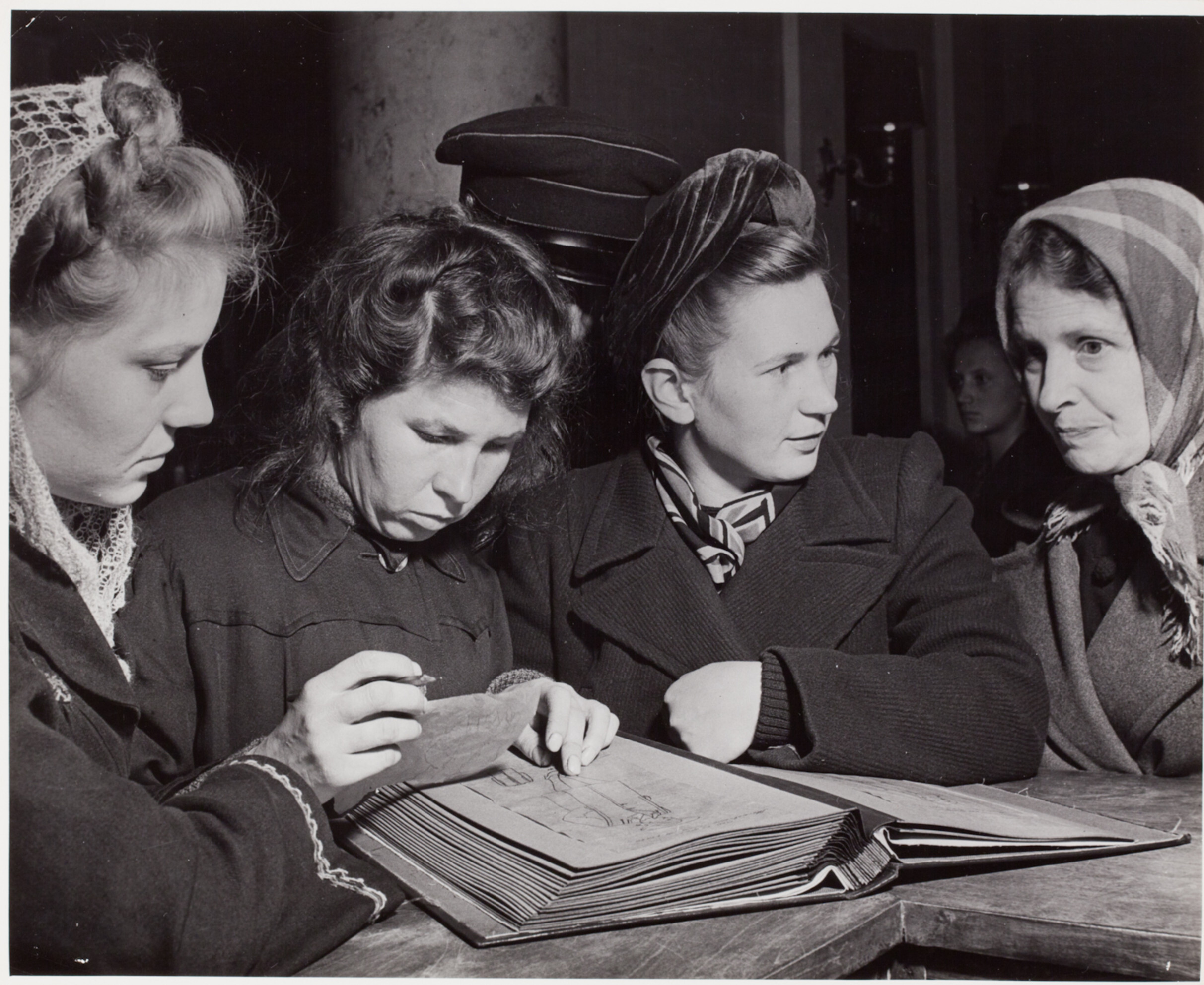Женщины рассматривают книгу с выкройками, Москва, 1947 год. Фотограф Роберт Капа