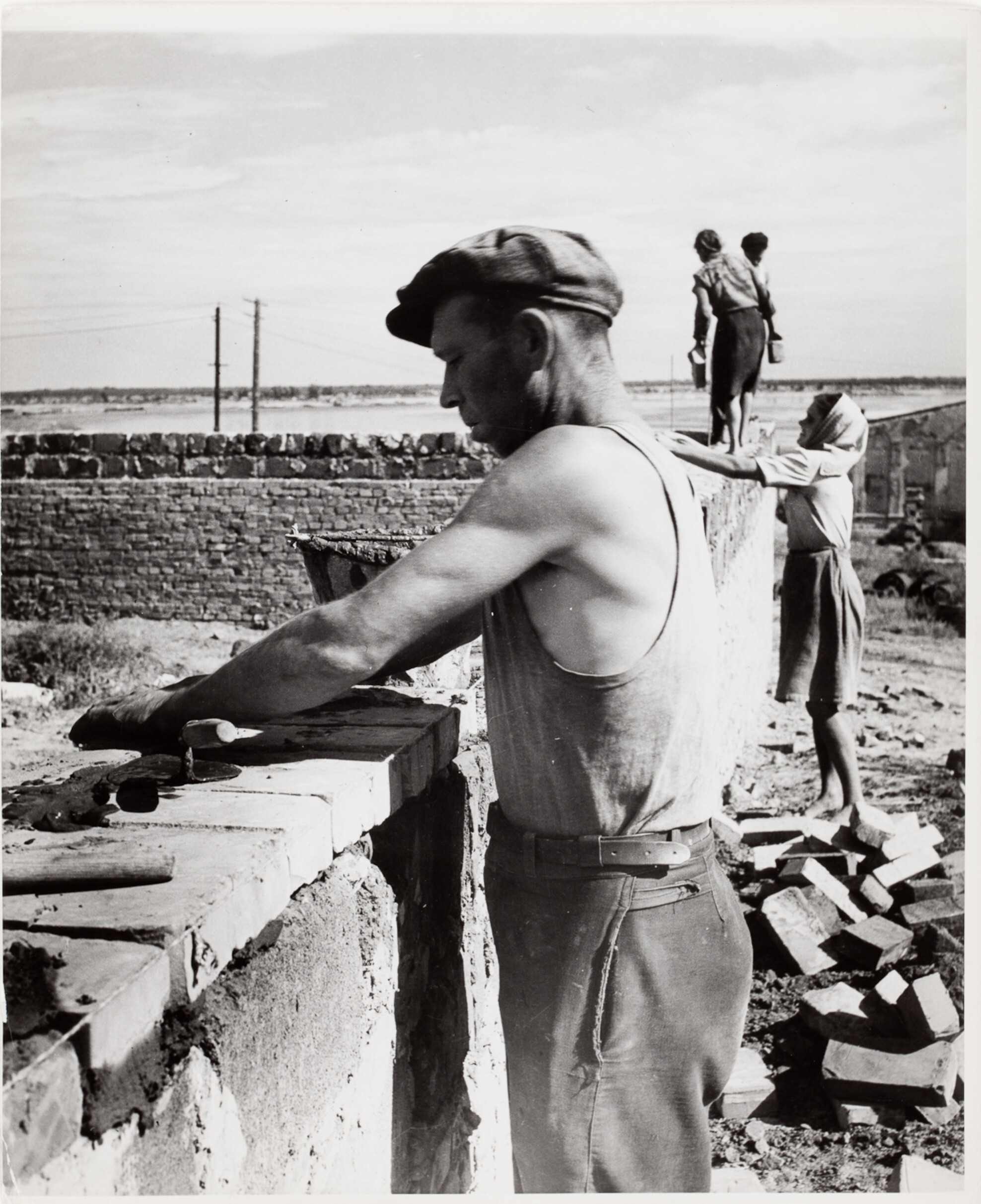 Каменщик строит кирпичную стену, Сталинград, СССР, 1947 год. Фотограф Роберт Капа