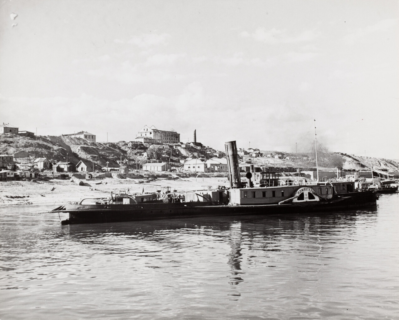 Катер с припасами, Сталинград, СССР, 1947 год. Фотограф Роберт Капа ...