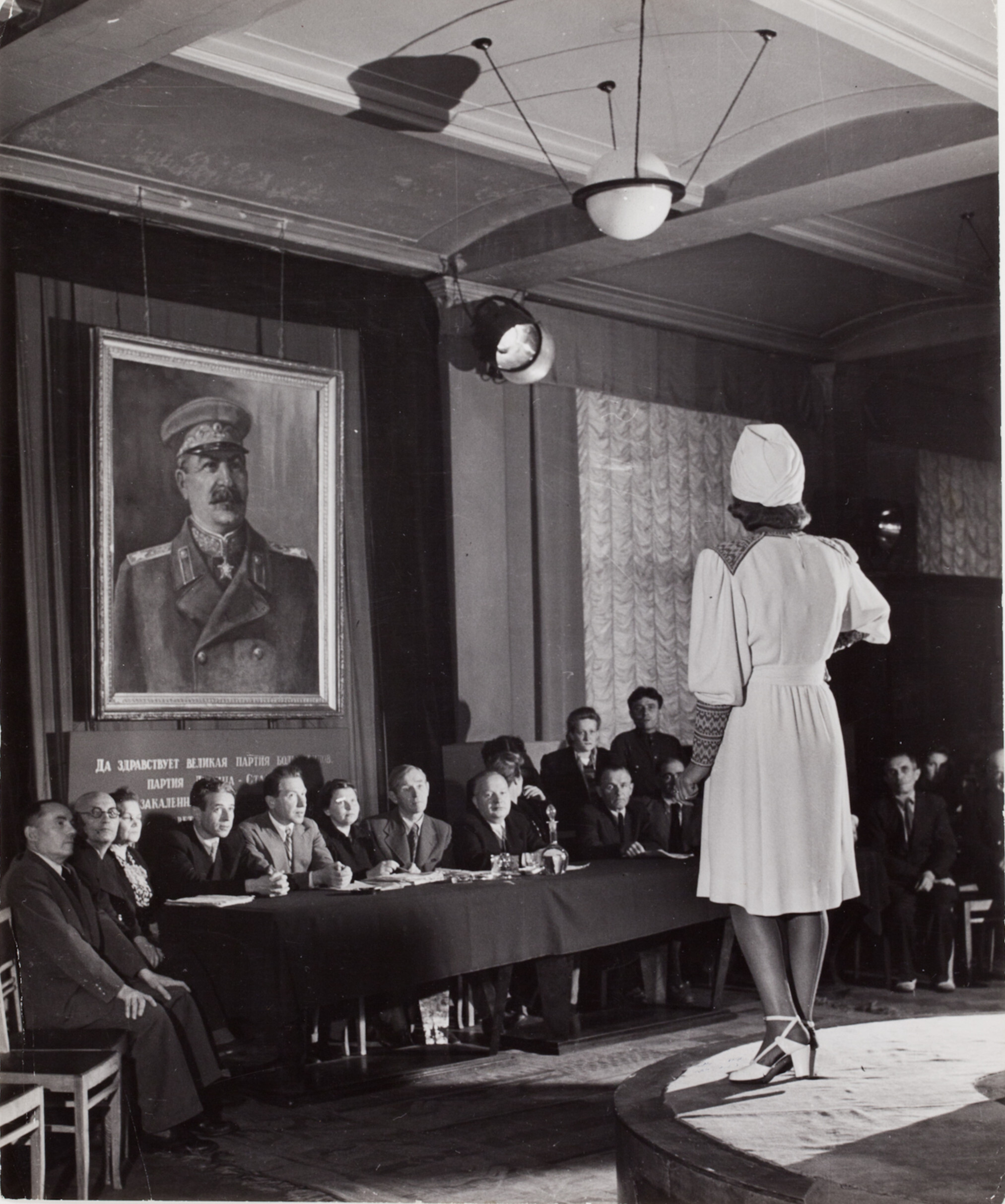 Комитет по утверждению модной одежды, пригодной для продажи советским женщинам, Москва, 1947 год. Фотограф Роберт Капа