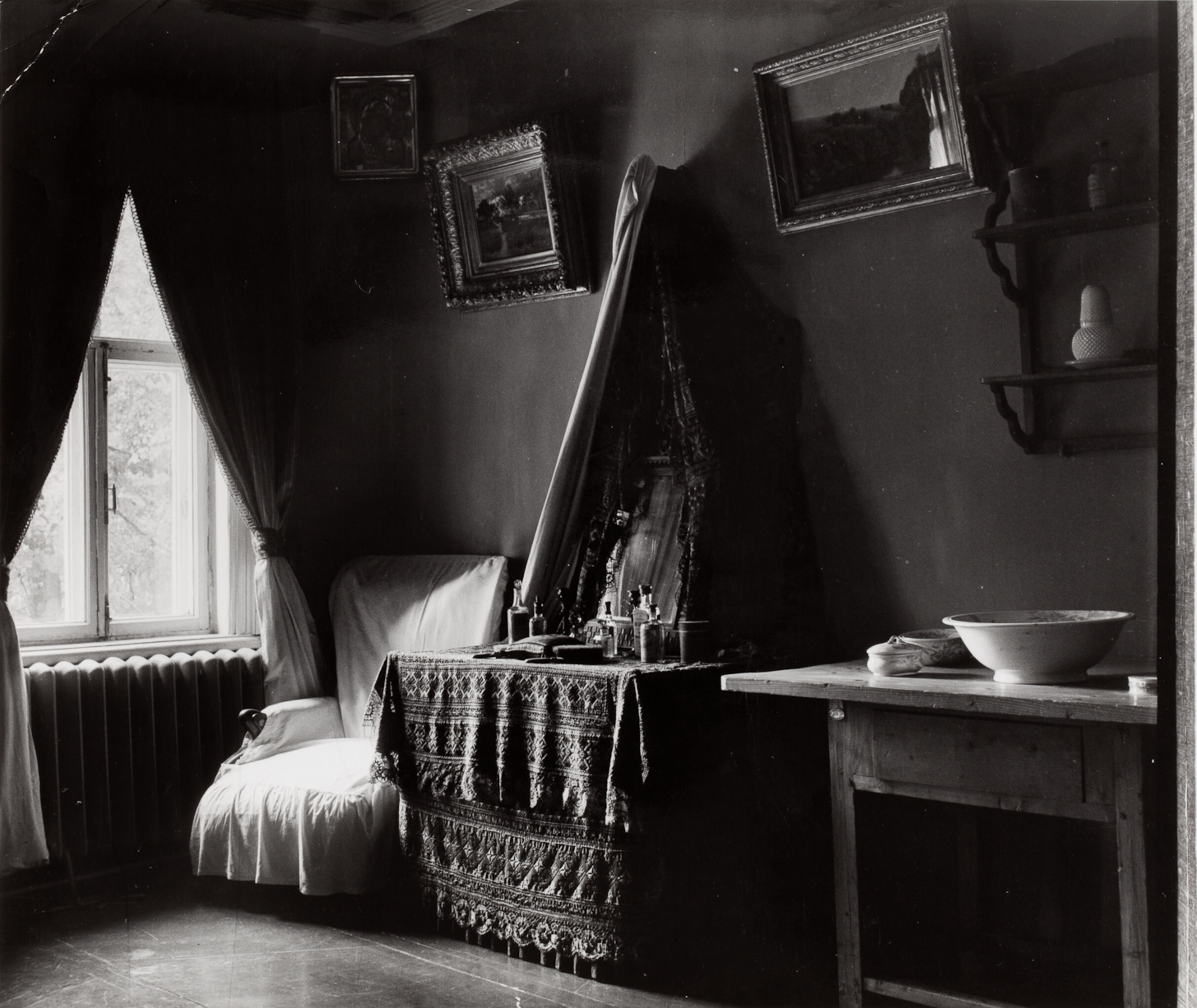 Комната в Доме Чайковского, Клин, СССР, 1947 год. Фотограф Роберт Капа